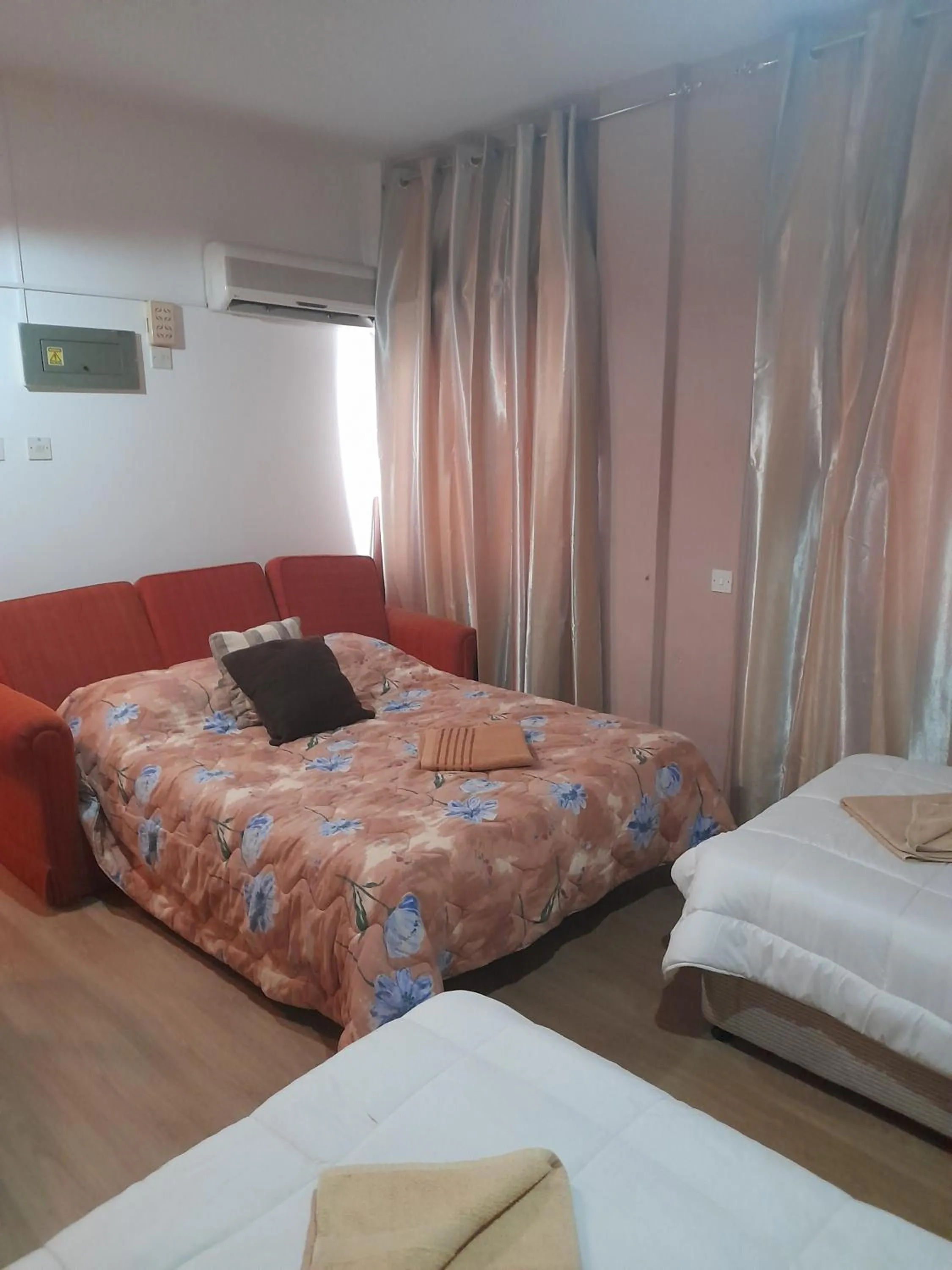 Bedroom, Bed in Onisillos Hotel