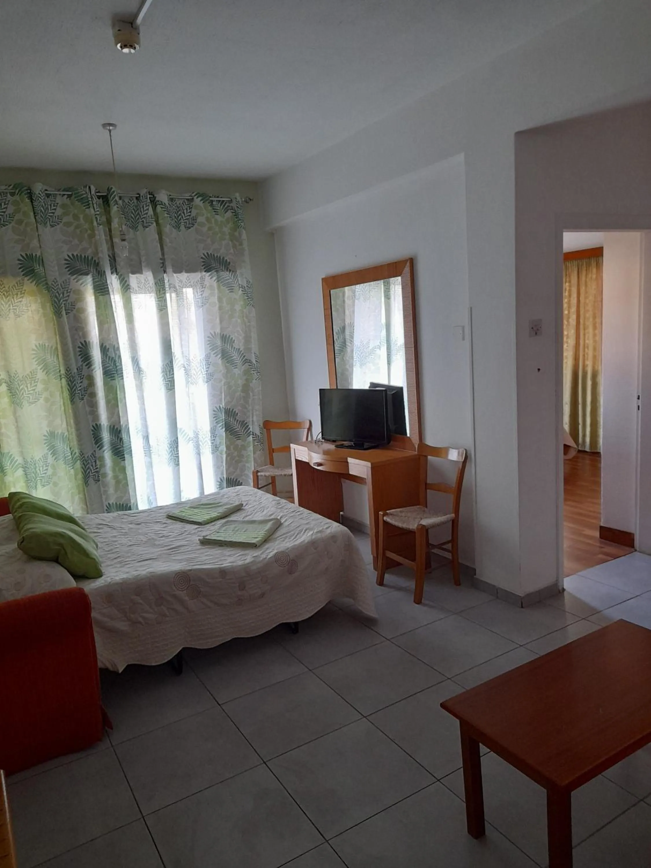 Living room, Bed in Onisillos Hotel