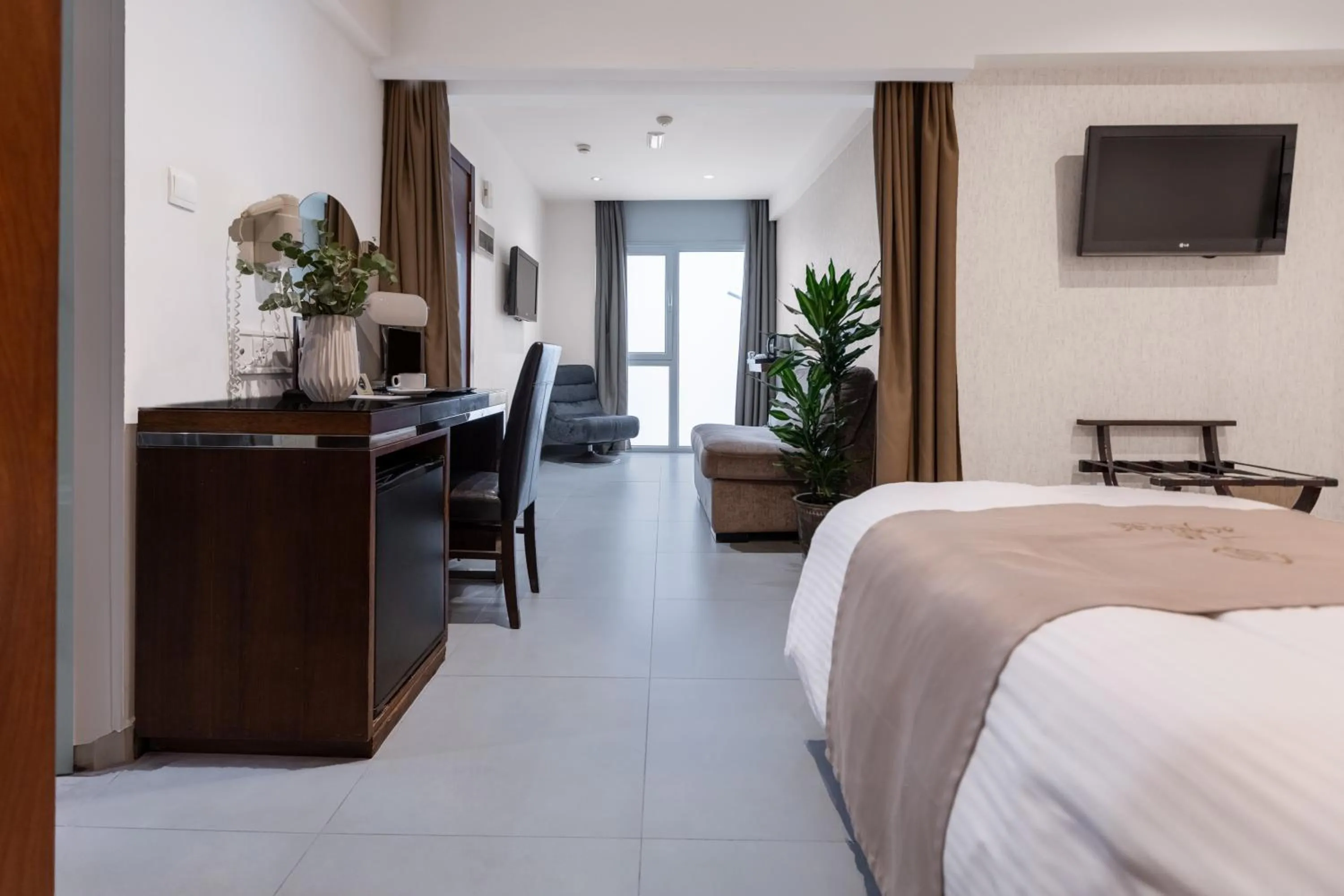 Communal lounge/ TV room, Bed in Achilleos City Hotel