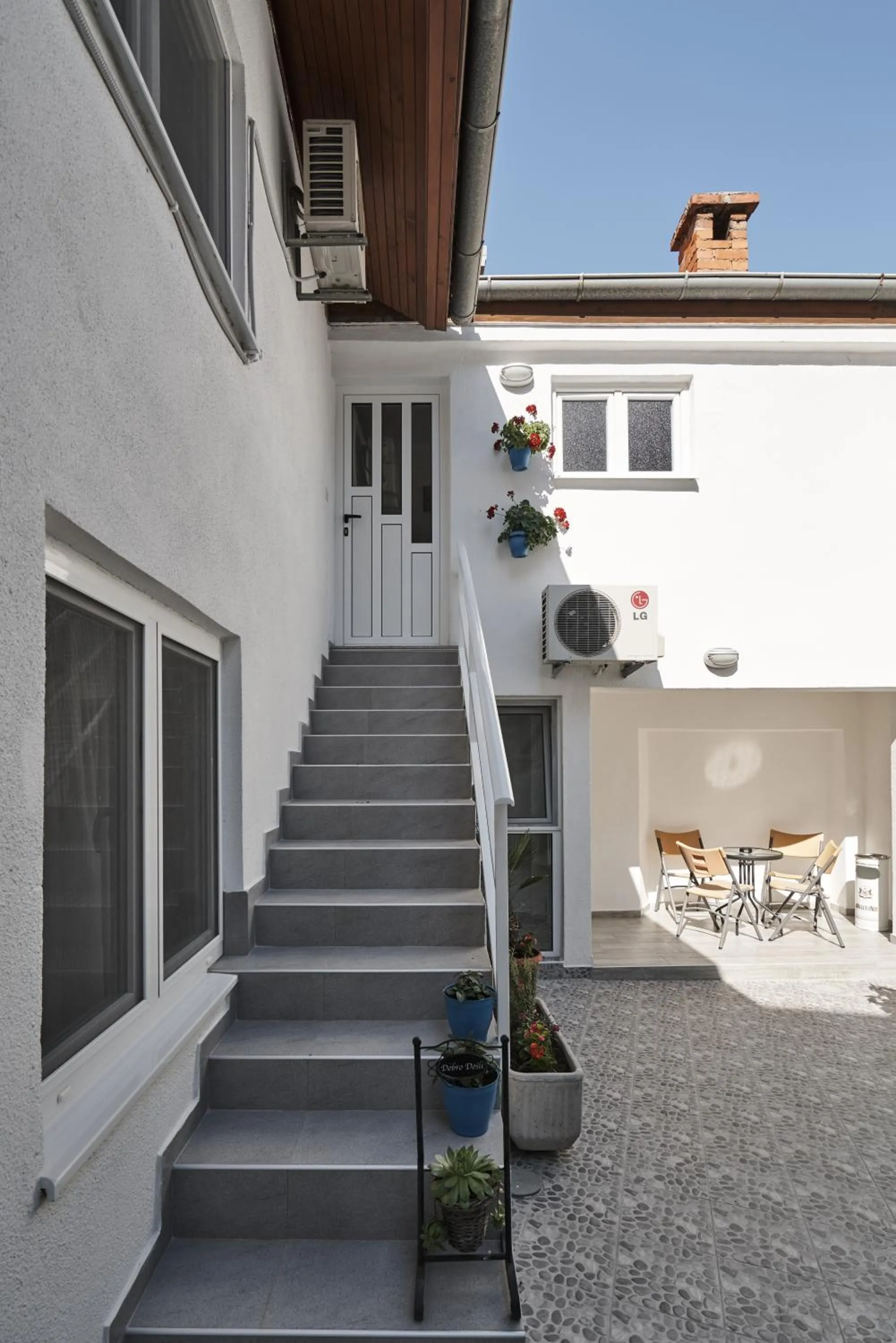 Facade/entrance in Pansion Rose