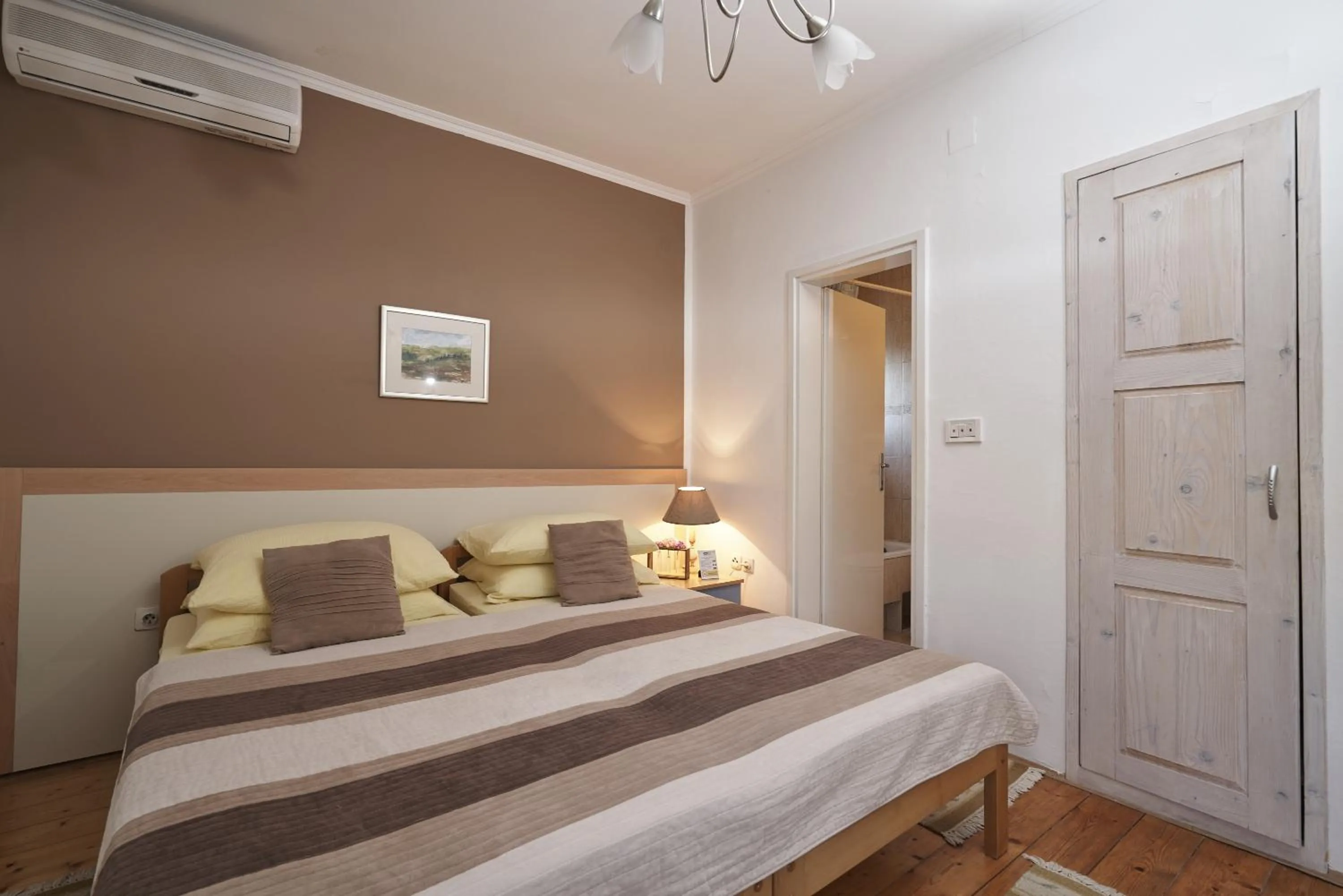 Photo of the whole room, Bed in Pansion Rose