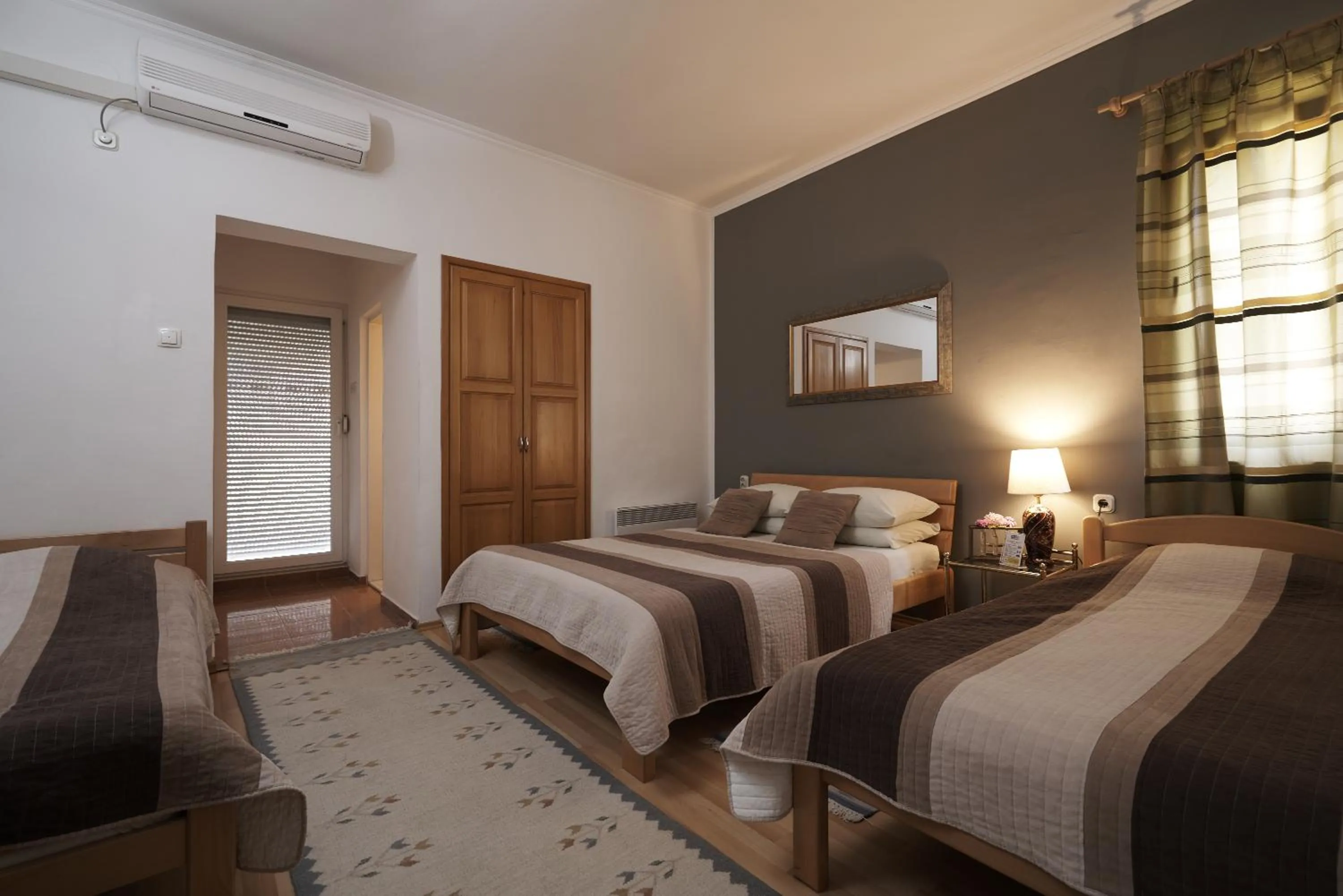 Photo of the whole room, Bed in Pansion Rose