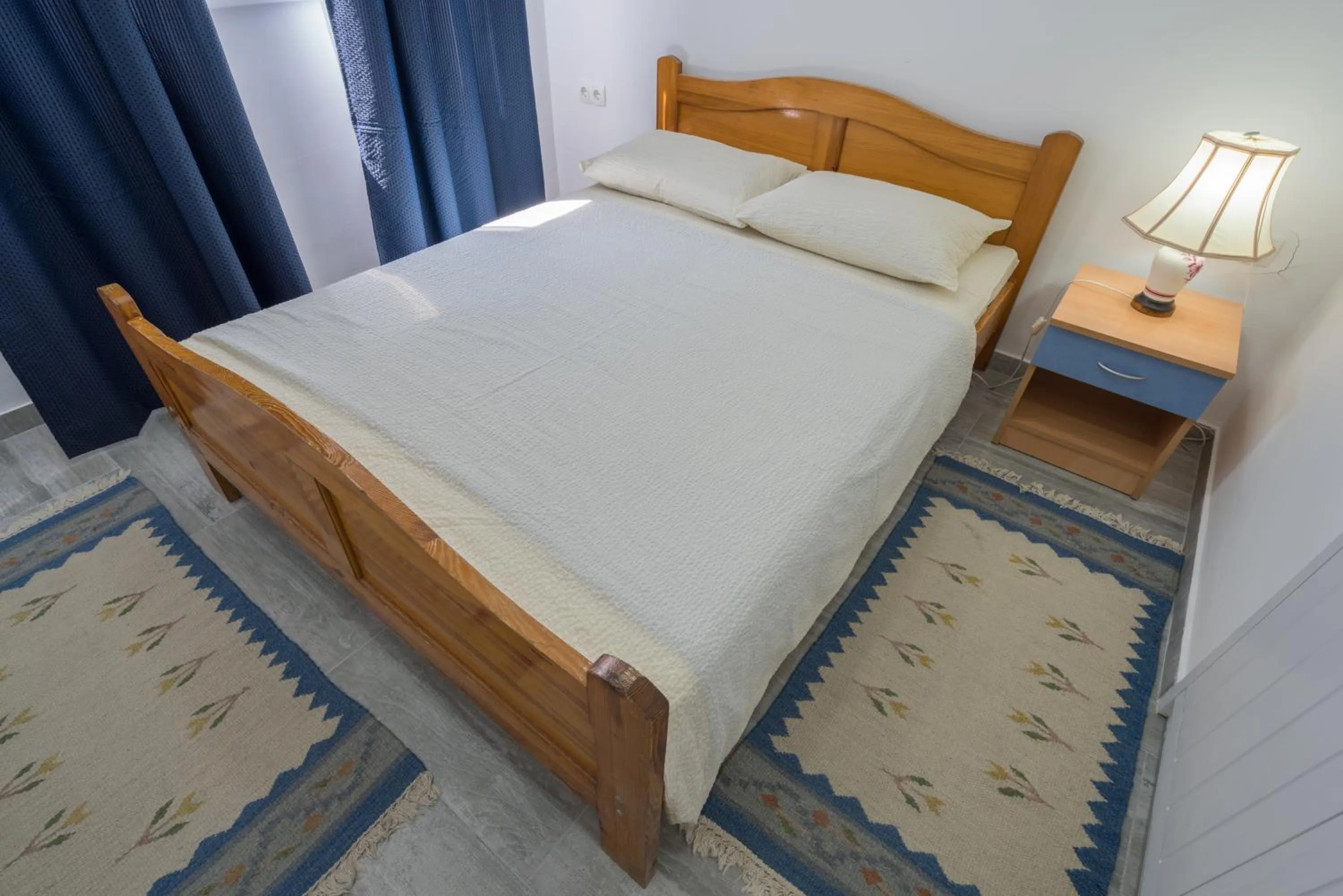 Photo of the whole room, Bed in Pansion Rose