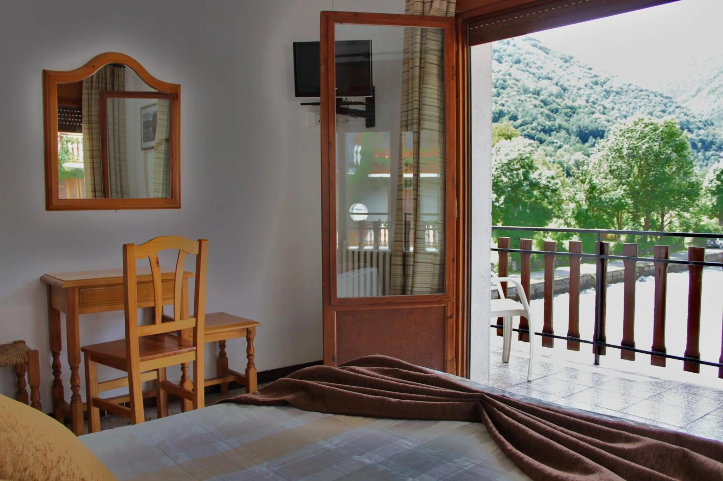 Balcony/Terrace, Bed in Hotel Garona