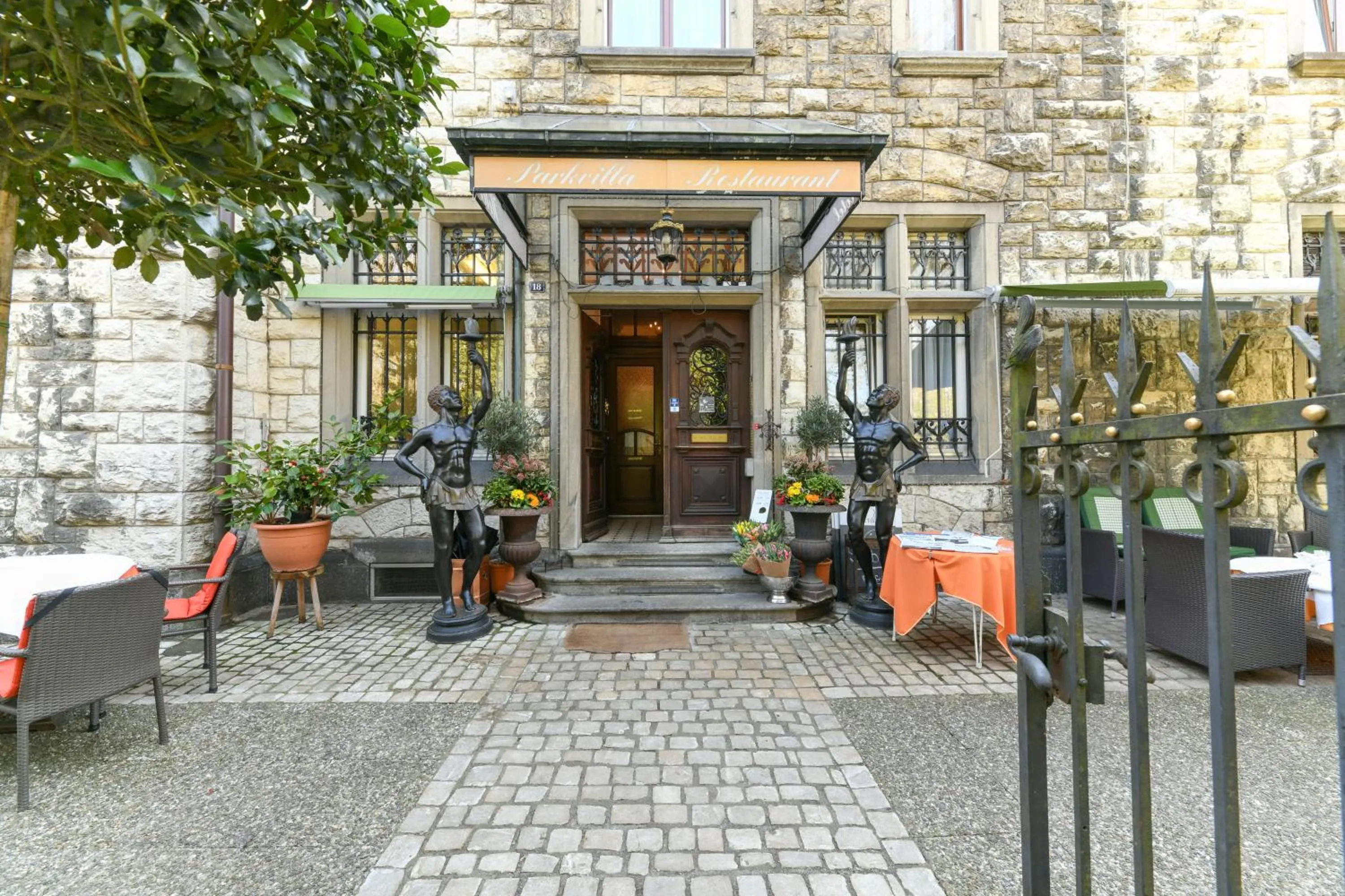 Facade/entrance in Hotel Park Villa