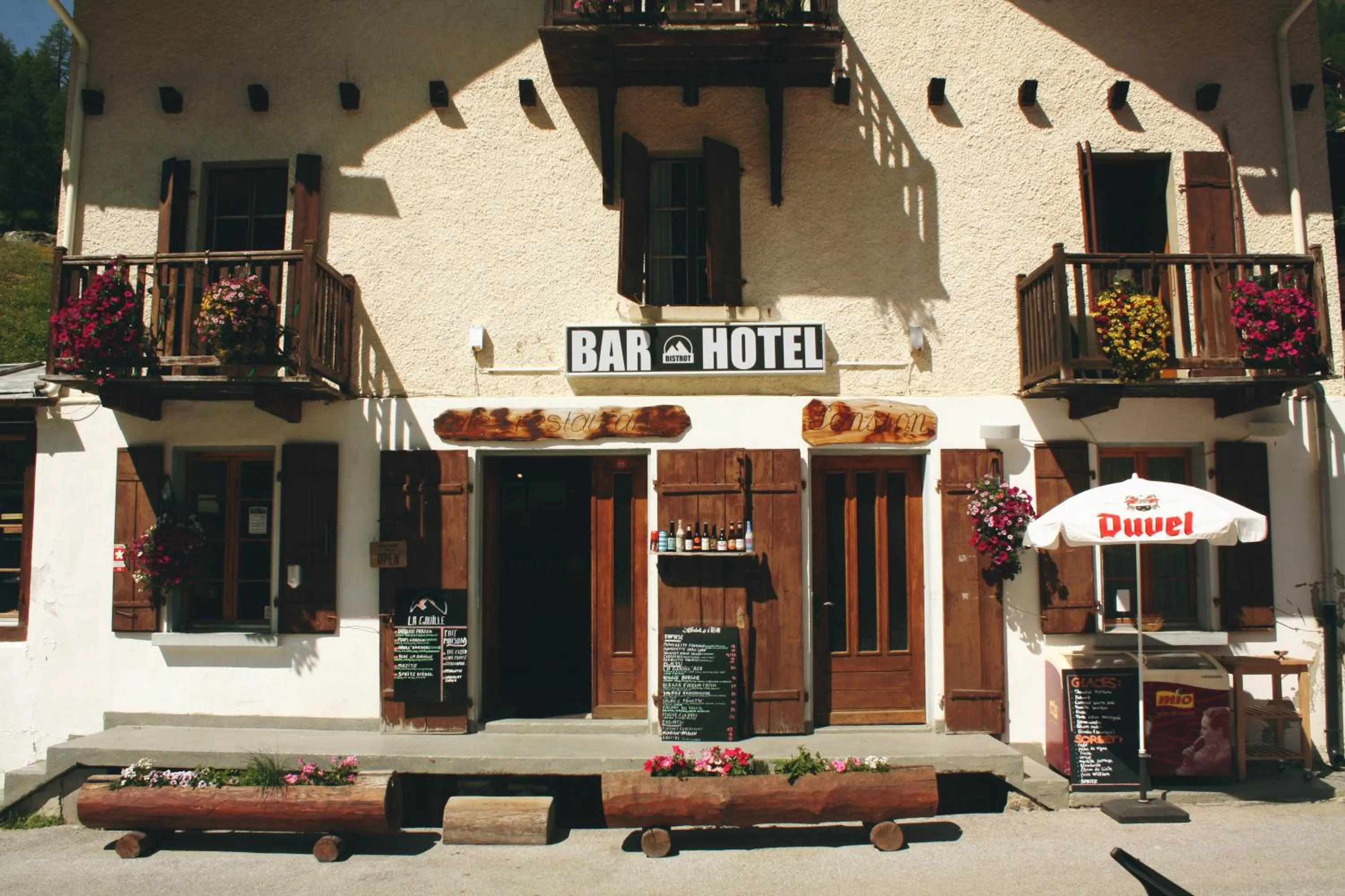 Property building in Hôtel Pension du Lac Bleu