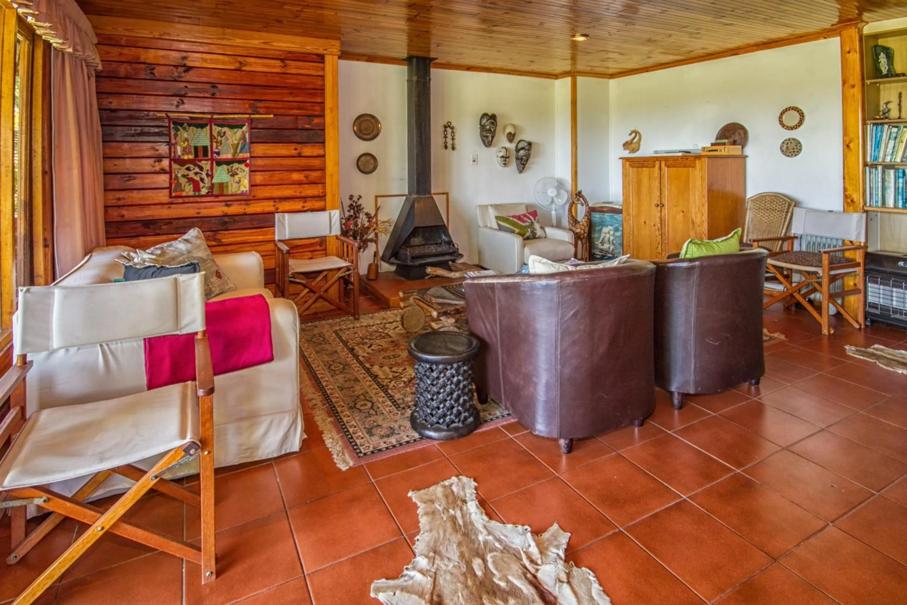 Communal lounge/ TV room in Piesang Valley Lodge