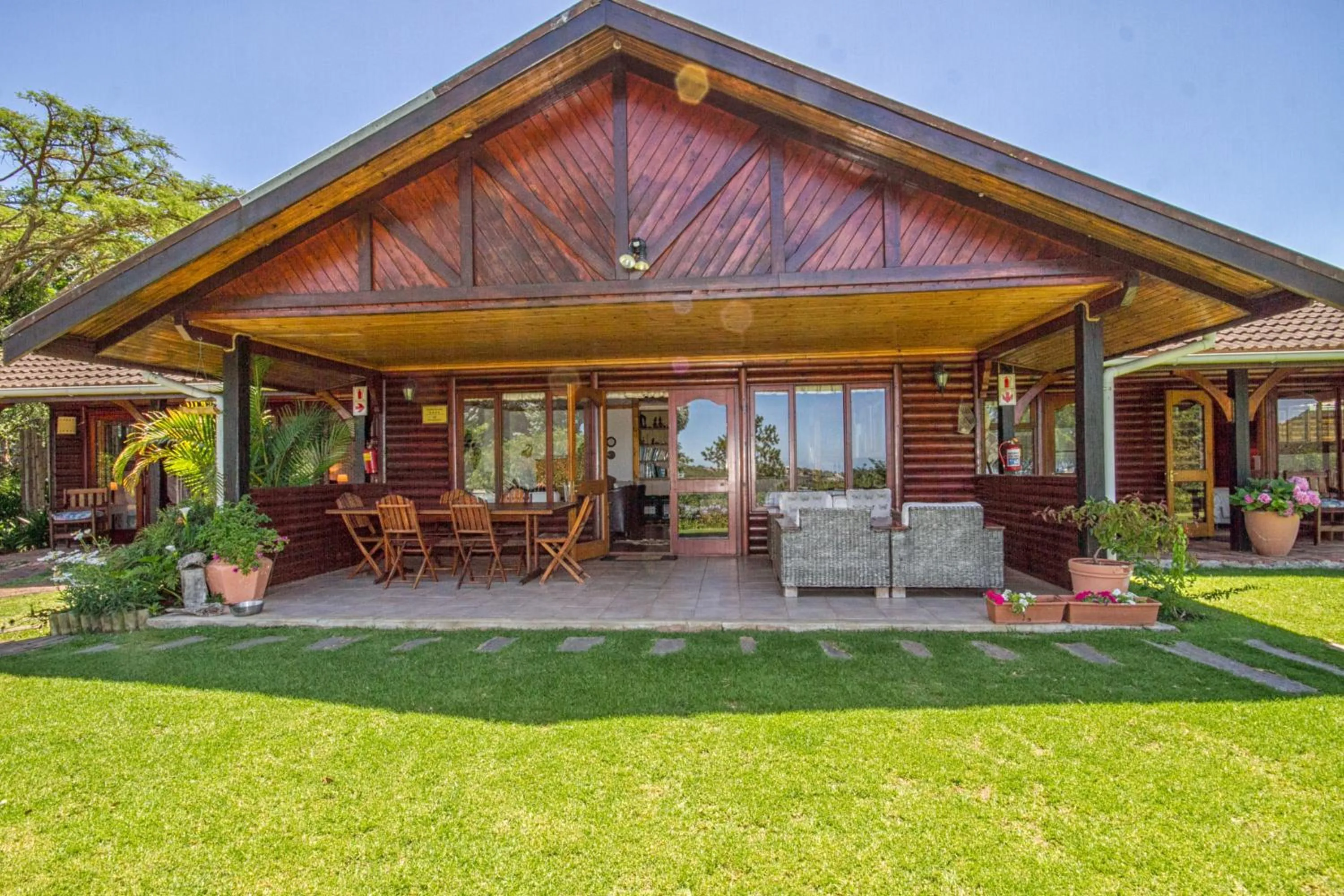 Communal lounge/ TV room in Piesang Valley Lodge