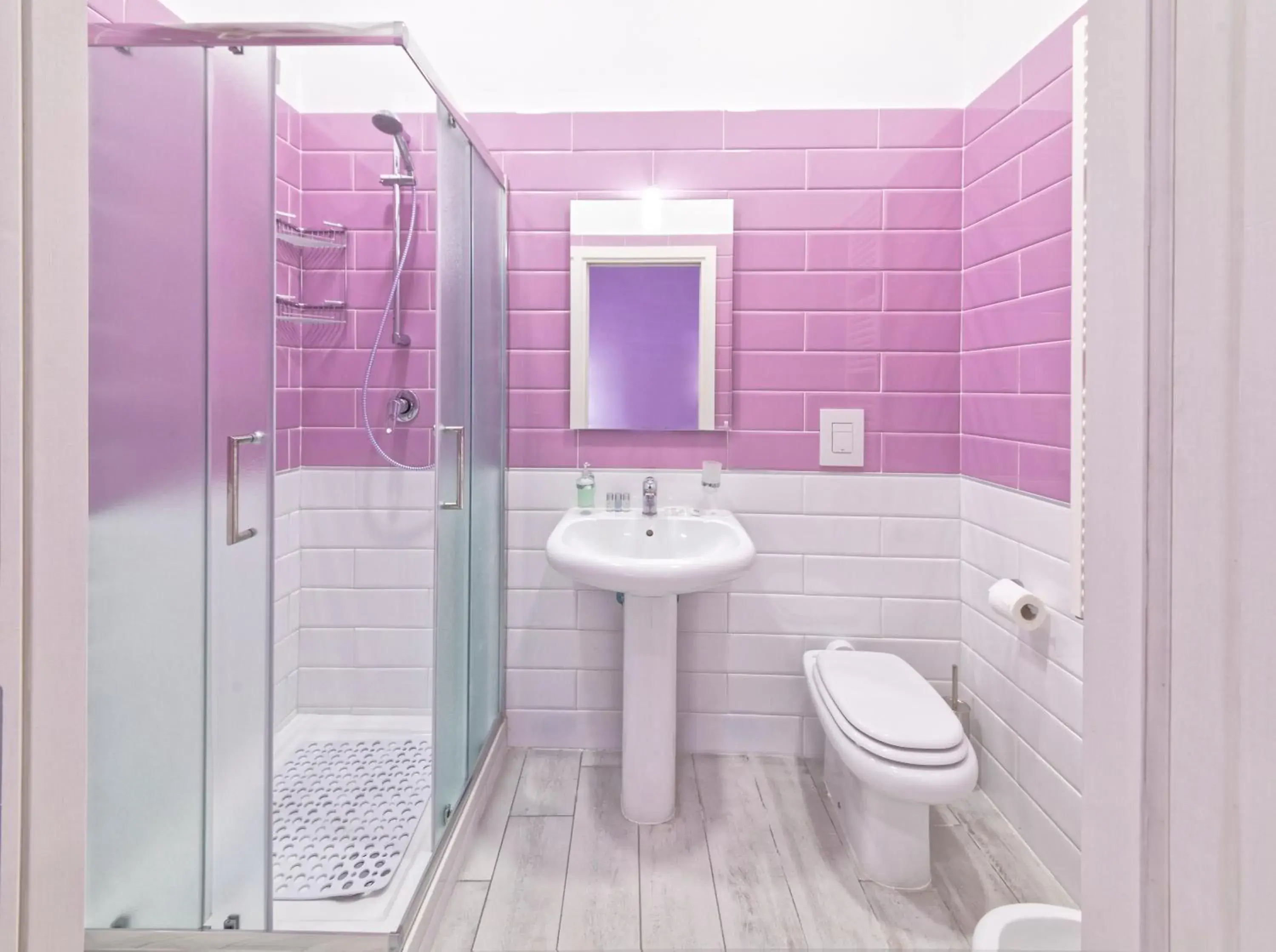 Double Room with Balcony in B&B Rest a Napoli Double Room with Balcony in B&B Rest a Napoli