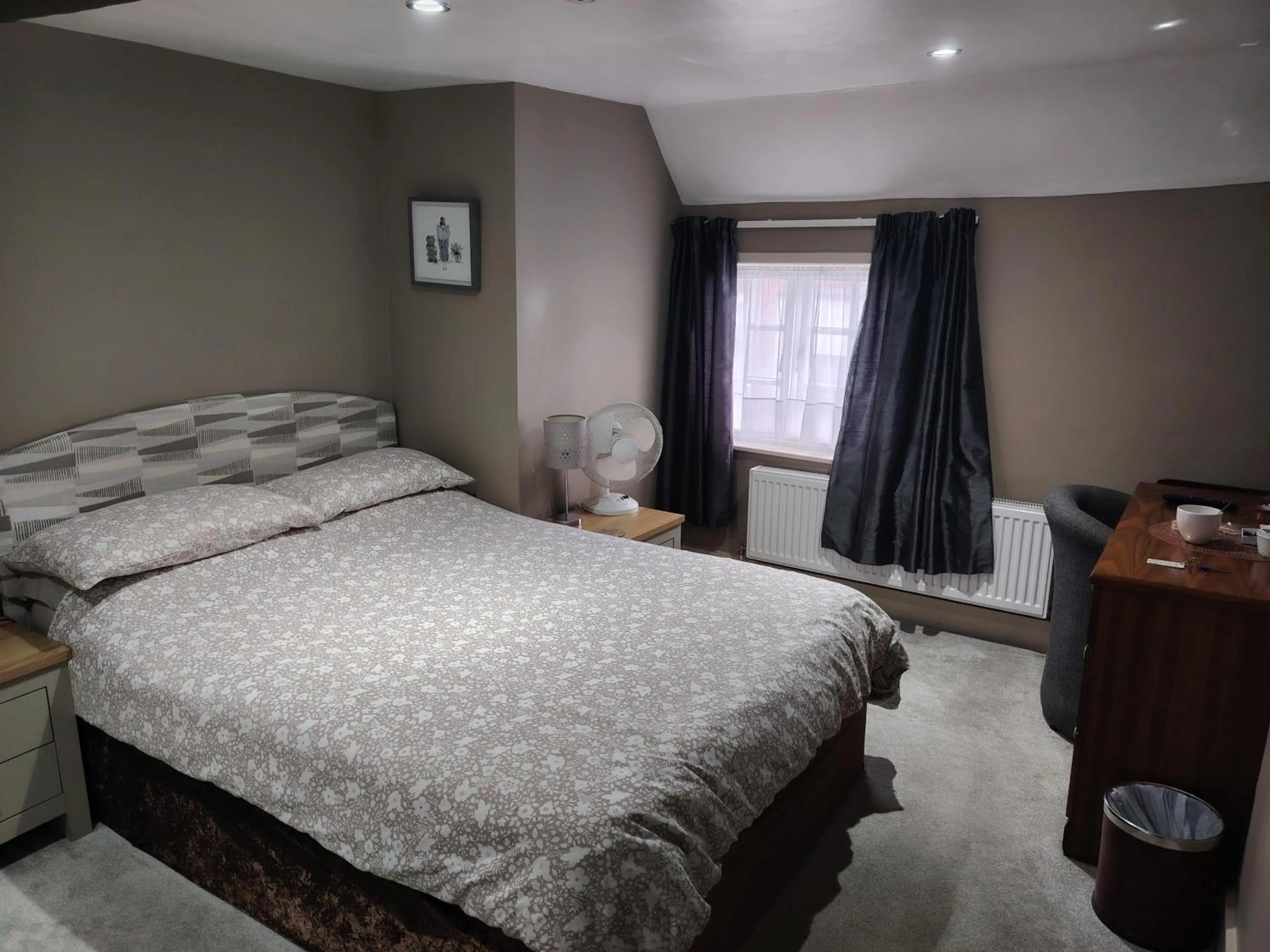 Bedroom, Bed in The Wheatsheaf