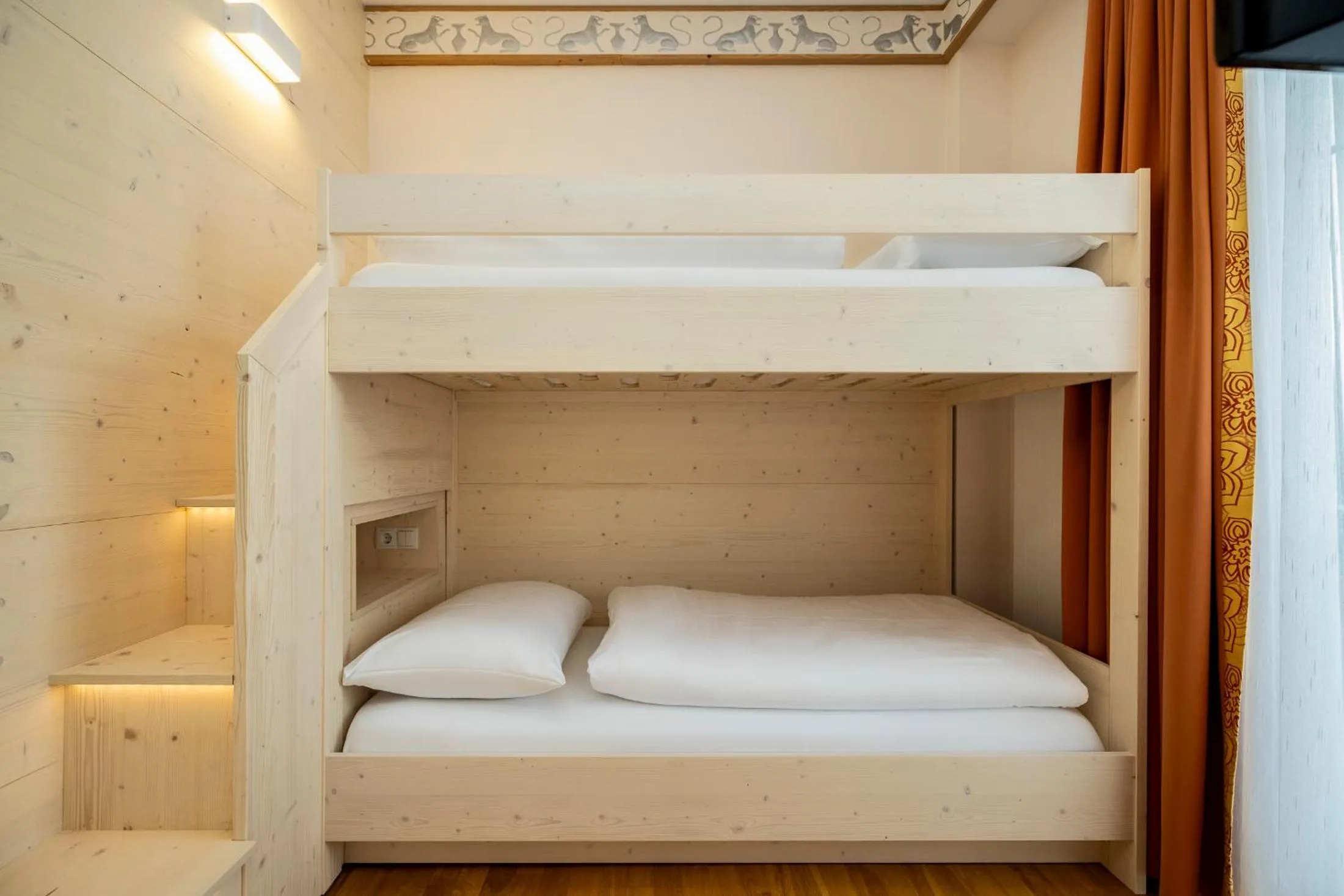 children, Bed in Schlosshotel Lacknerhof