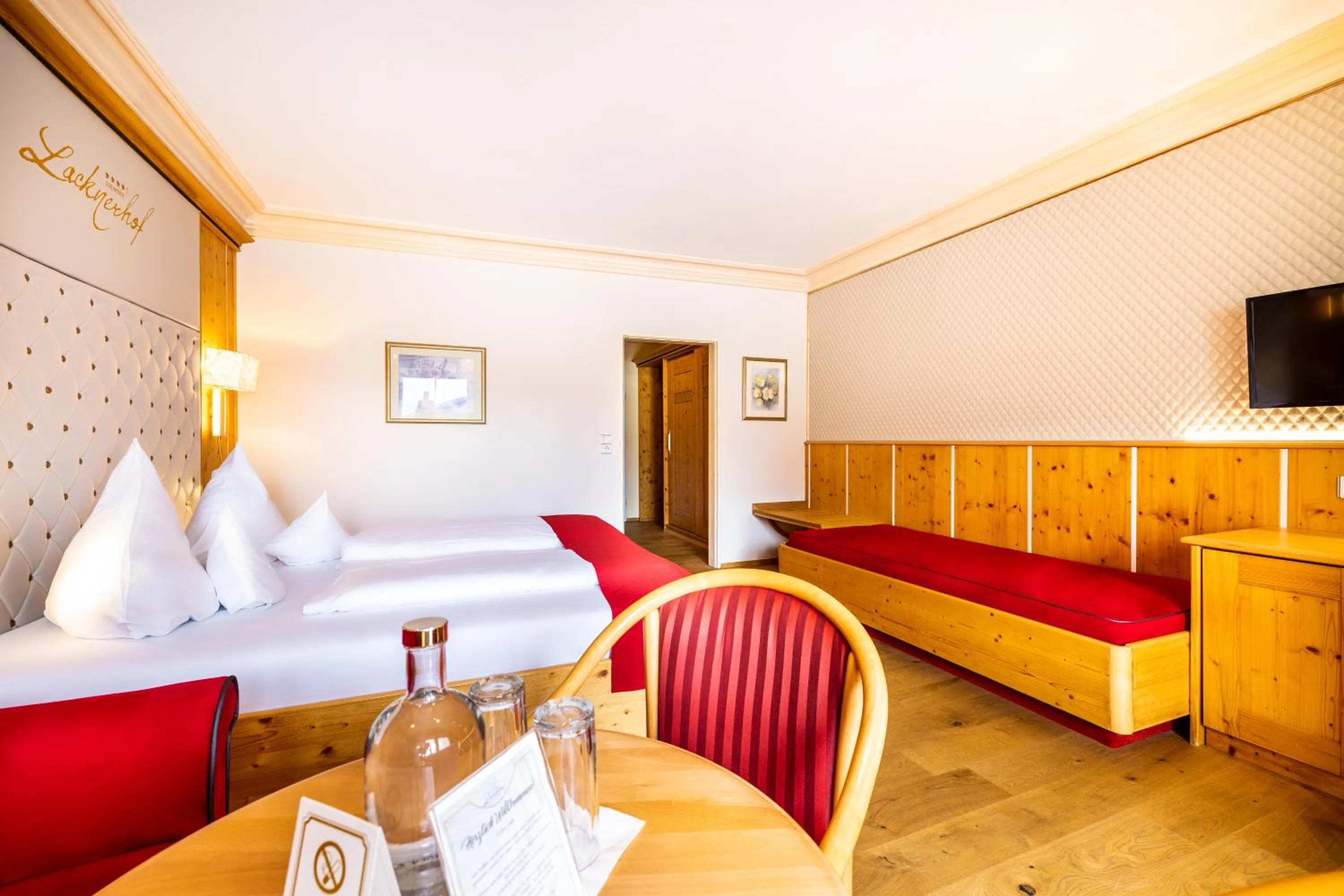 Photo of the whole room, Bed in Schlosshotel Lacknerhof
