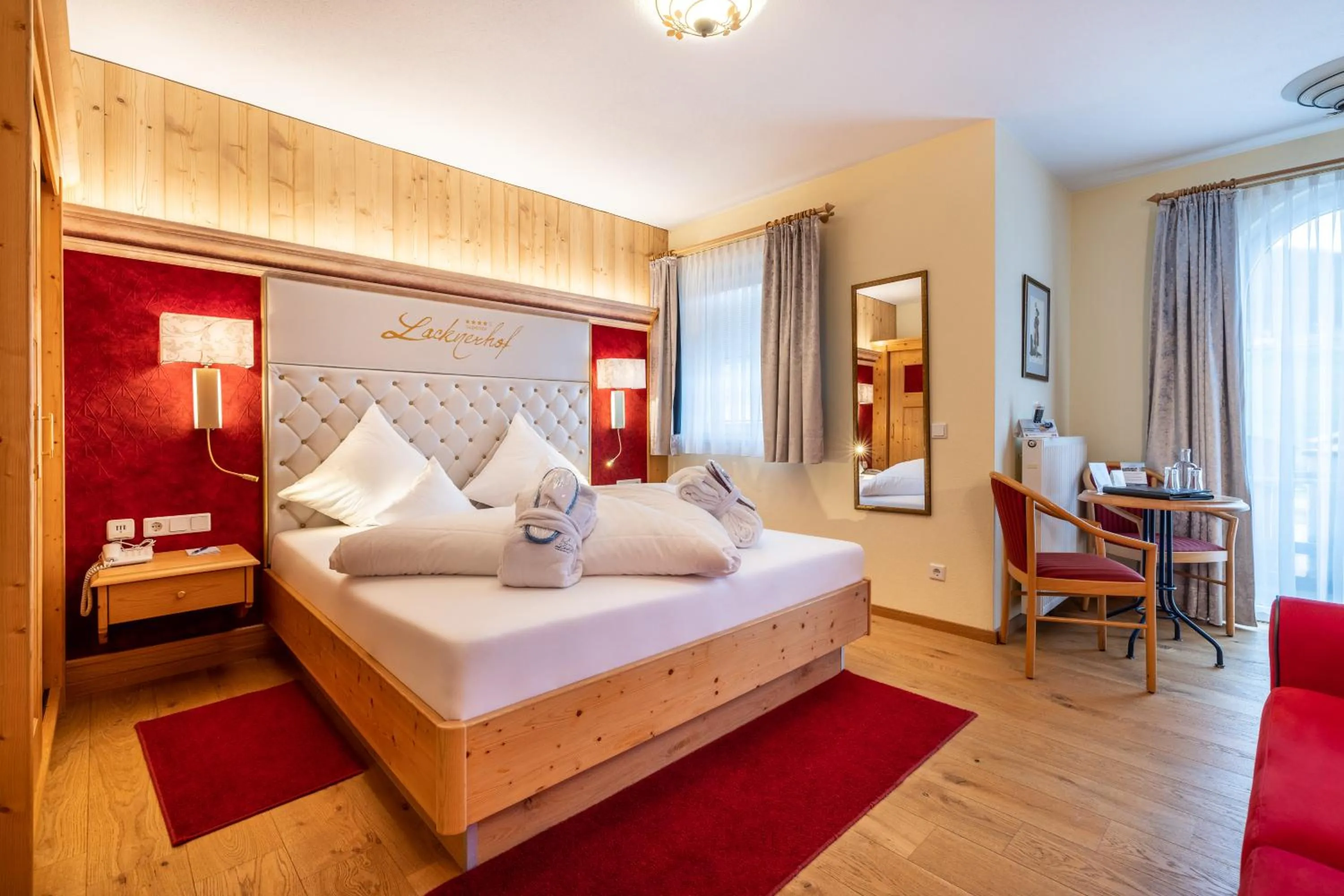 Photo of the whole room, Bed in Schlosshotel Lacknerhof