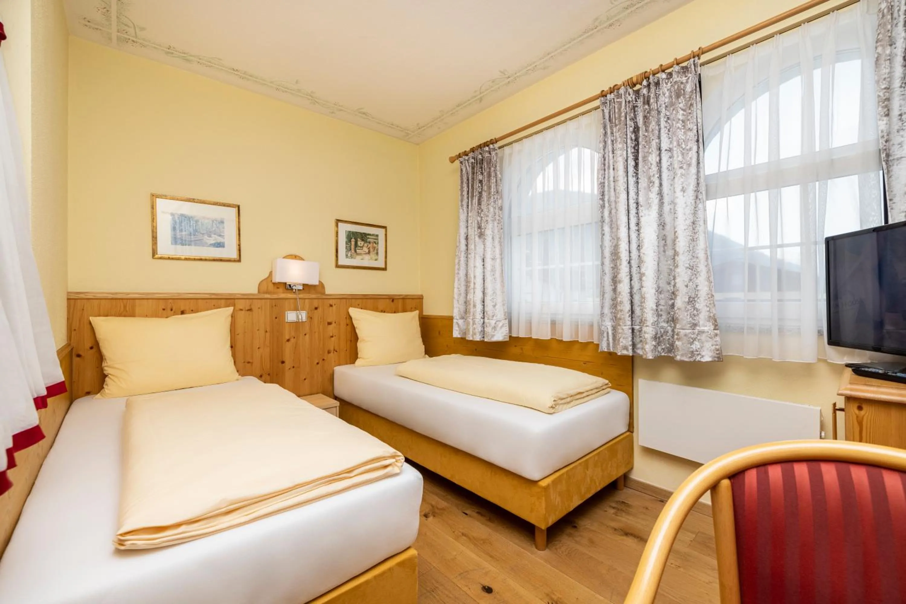 Bedroom, Bed in Schlosshotel Lacknerhof