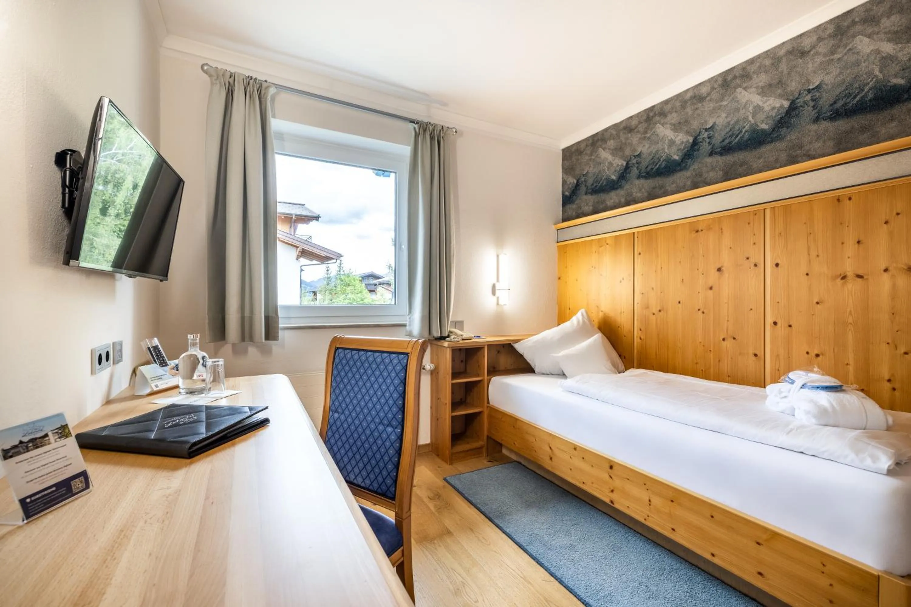 Photo of the whole room, Bed in Schlosshotel Lacknerhof
