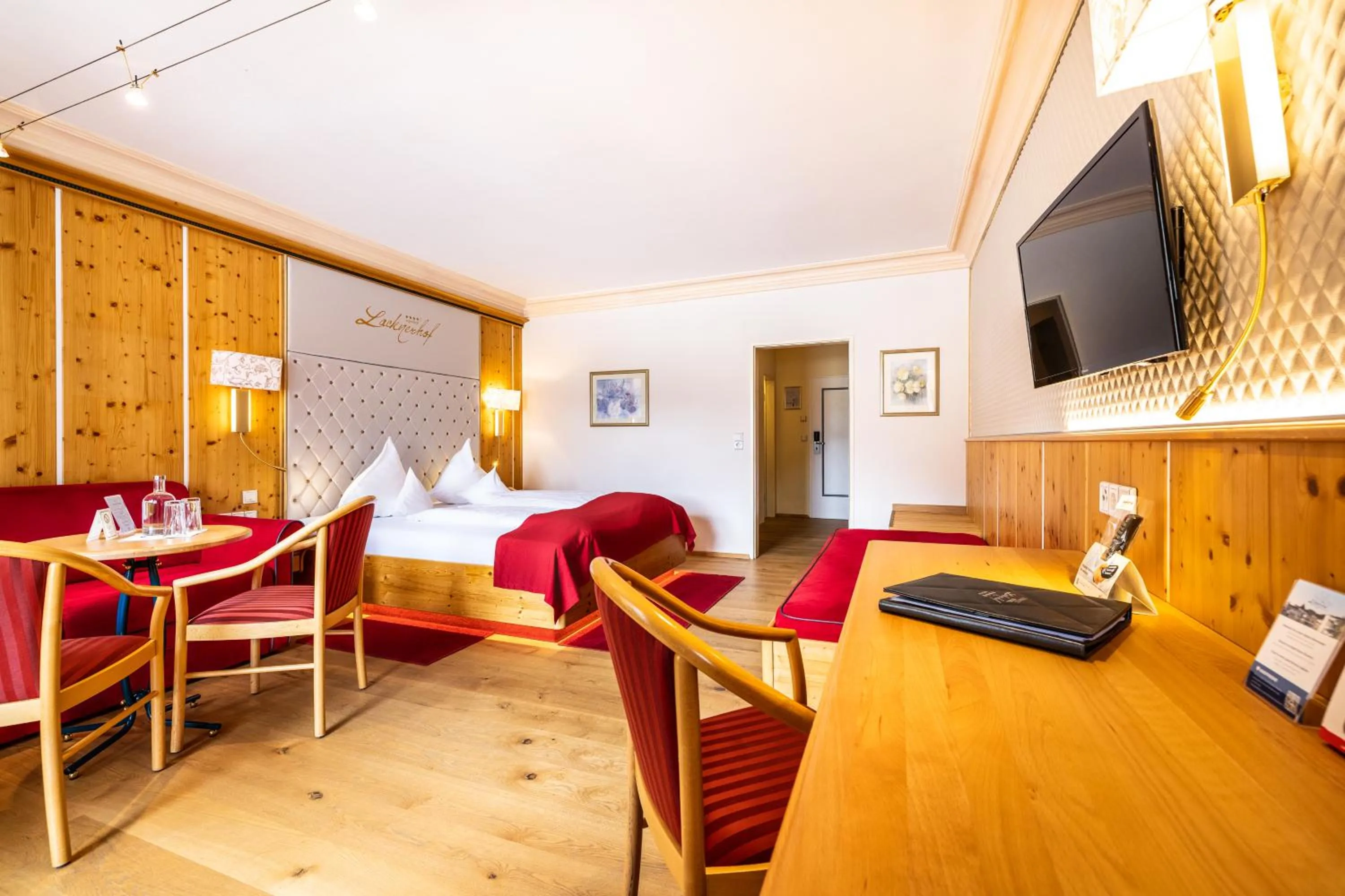 Photo of the whole room in Schlosshotel Lacknerhof