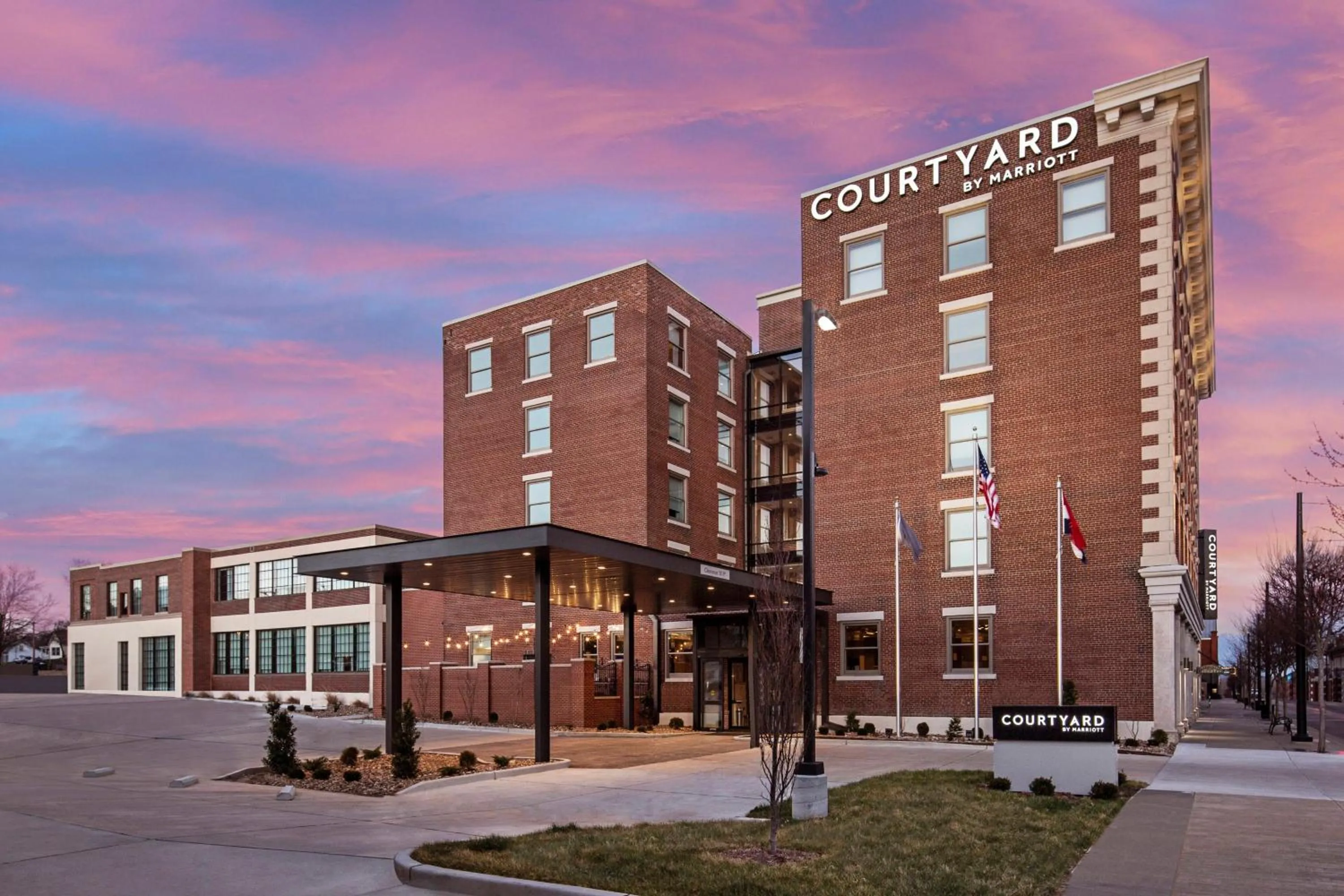 Property building in Courtyard by Marriott Cape Girardeau Downtown