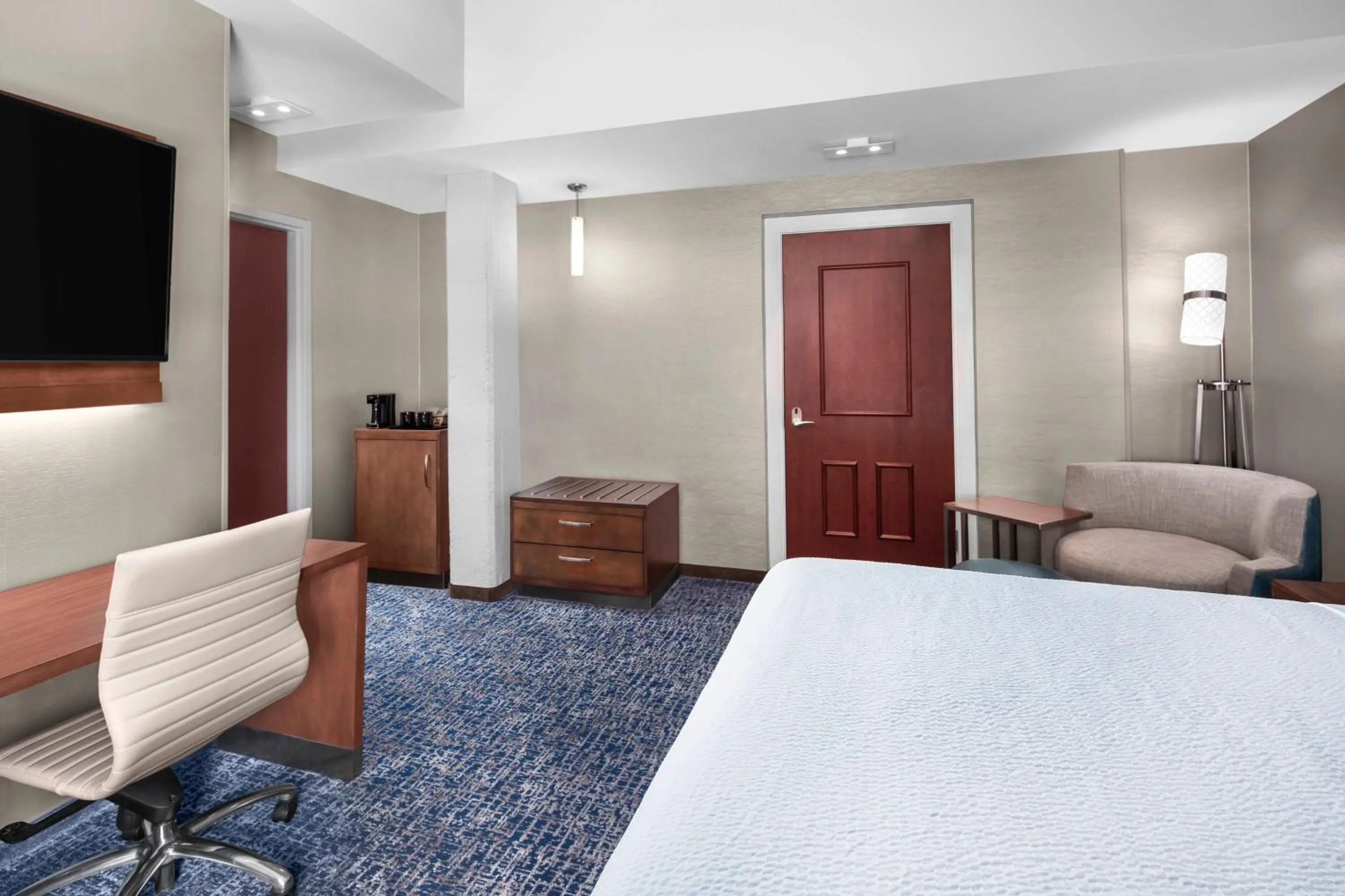 Photo of the whole room, Bed in Courtyard by Marriott Cape Girardeau Downtown