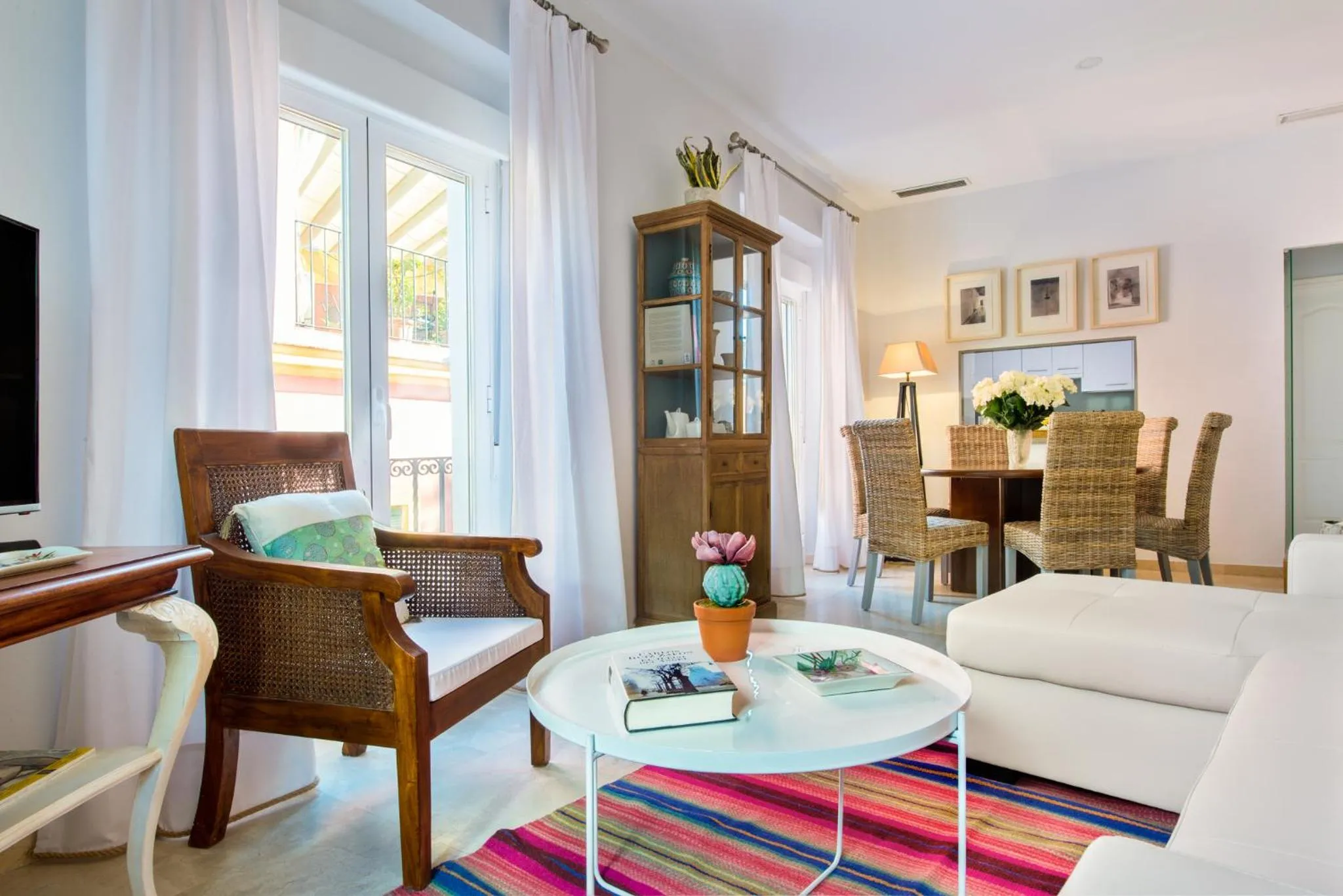 Library in Genteel Home San Isidoro