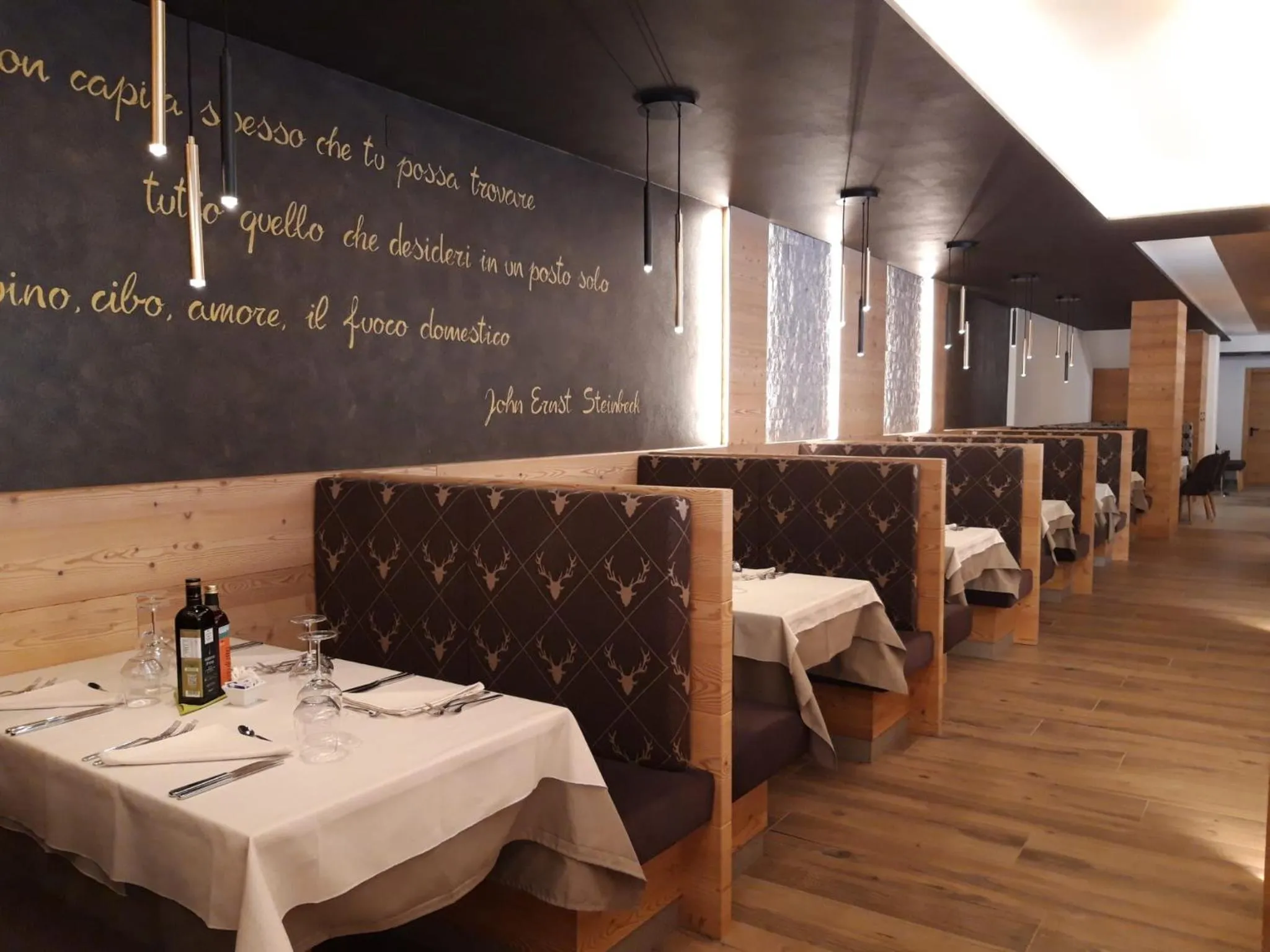 Restaurant/places to eat in Hotel La Perla