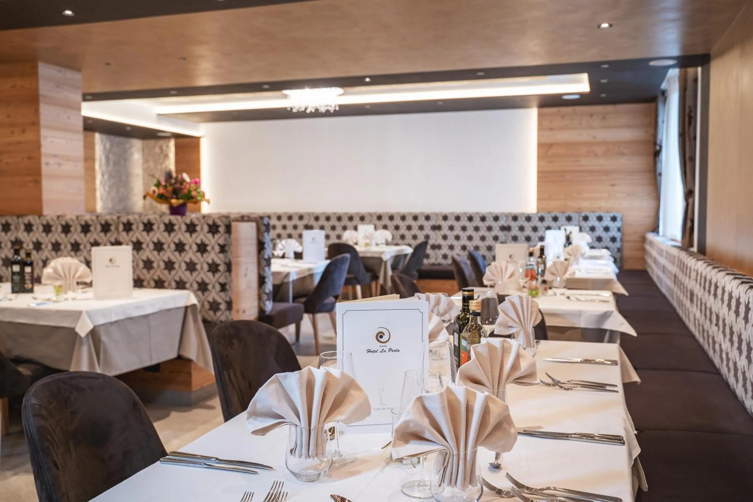 Restaurant/places to eat in Hotel La Perla