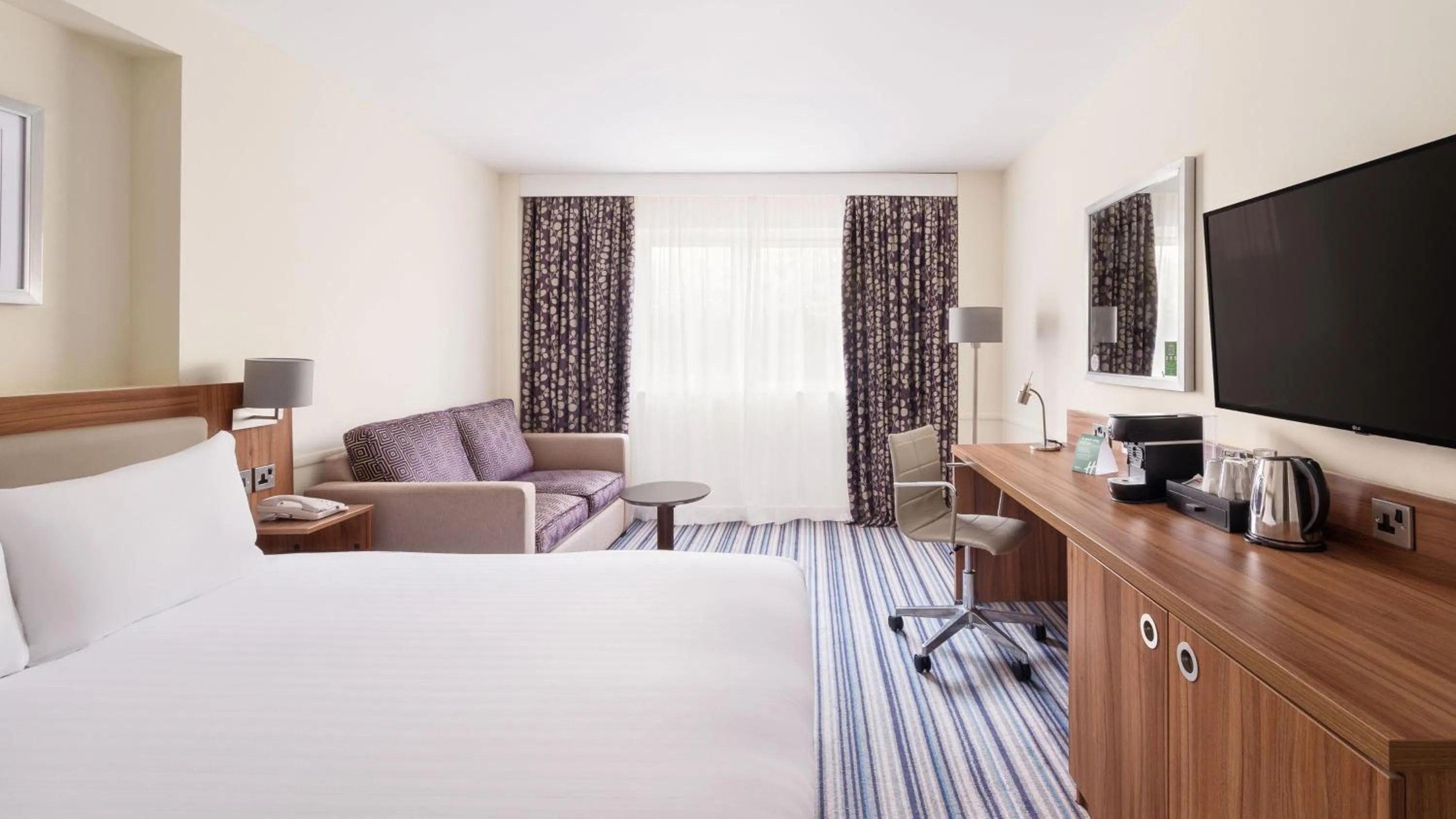 Photo of the whole room, Bed in Holiday Inn Derby/Nottingham by IHG