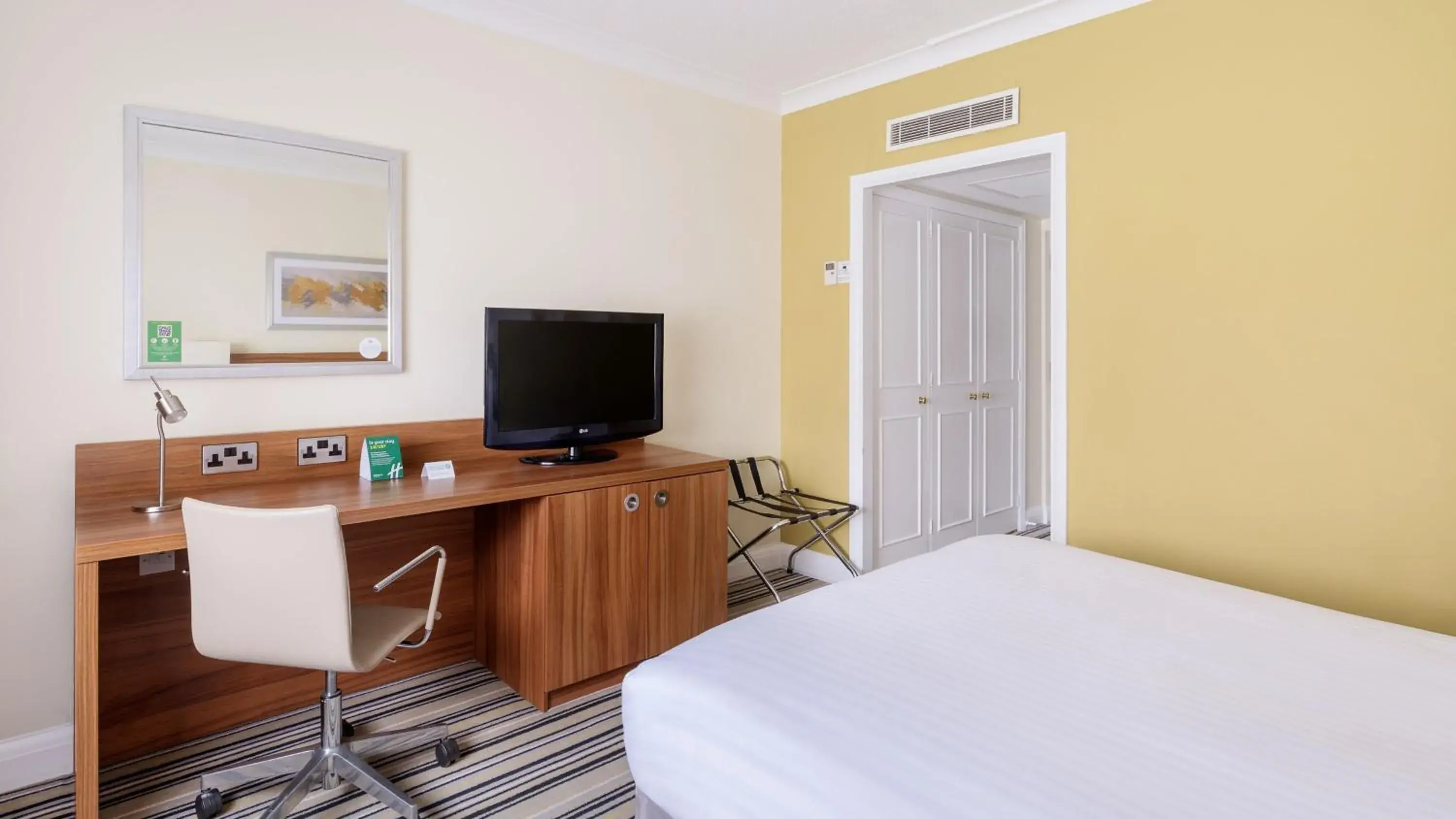 Standard Double Room - Disability Access in Holiday Inn Derby/Nottingham by IHG Standard Double Room - Disability Access in Holiday Inn Derby/Nottingham by IHG