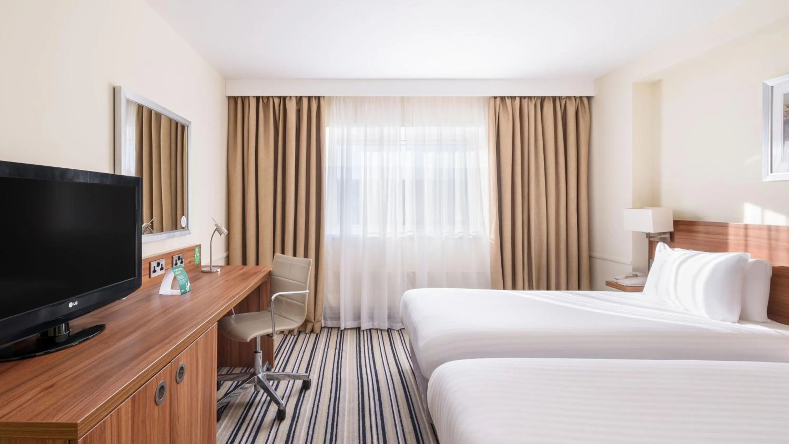 Photo of the whole room, Bed in Holiday Inn Derby/Nottingham by IHG