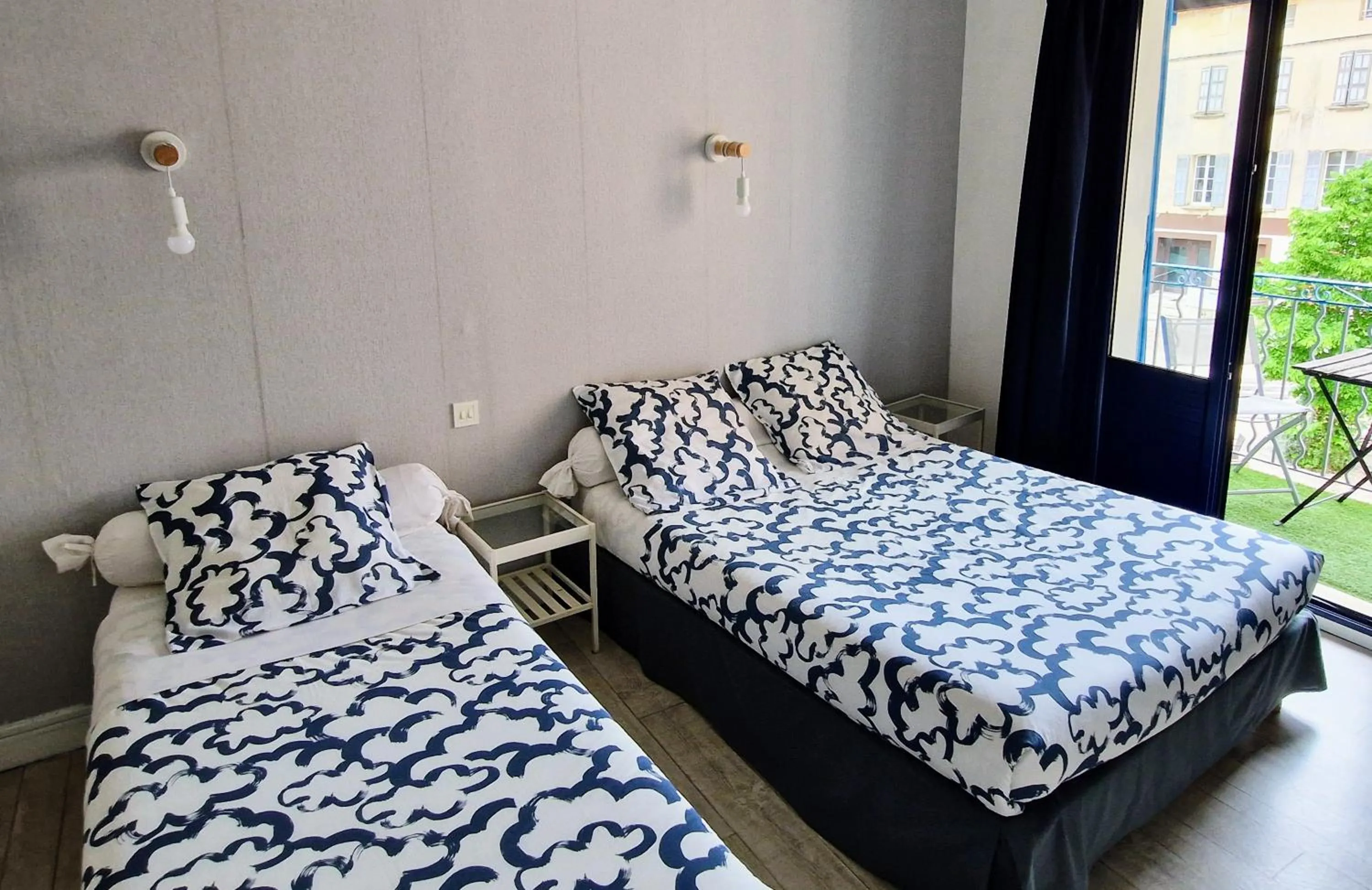 Balcony/Terrace, Bed in Le palais, hôtel - restaurant