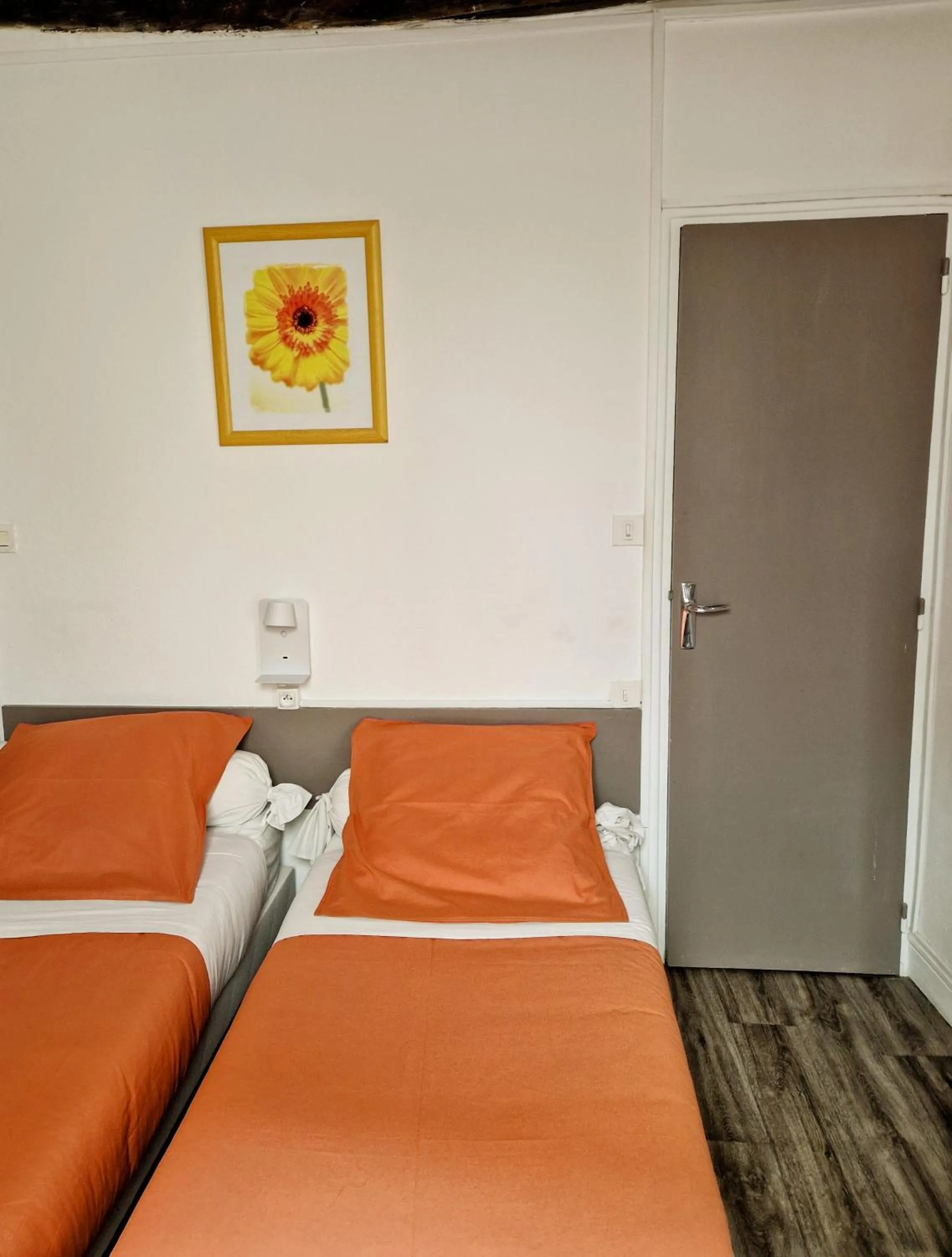 Property building, Bed in Le palais, hôtel - restaurant