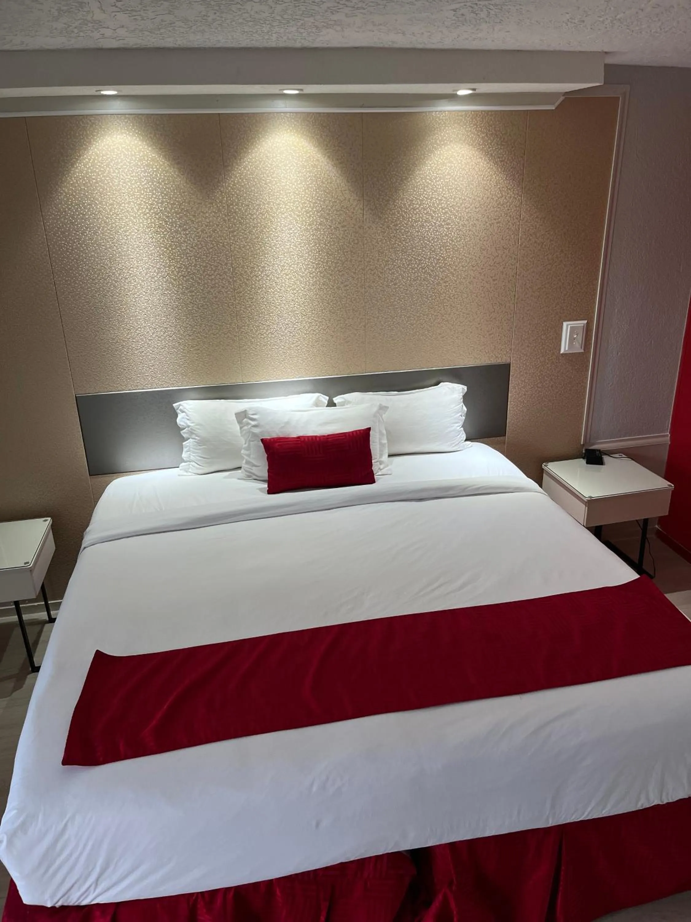 Bed in Travelodge by Wyndham Orlando at Heart of International Drive