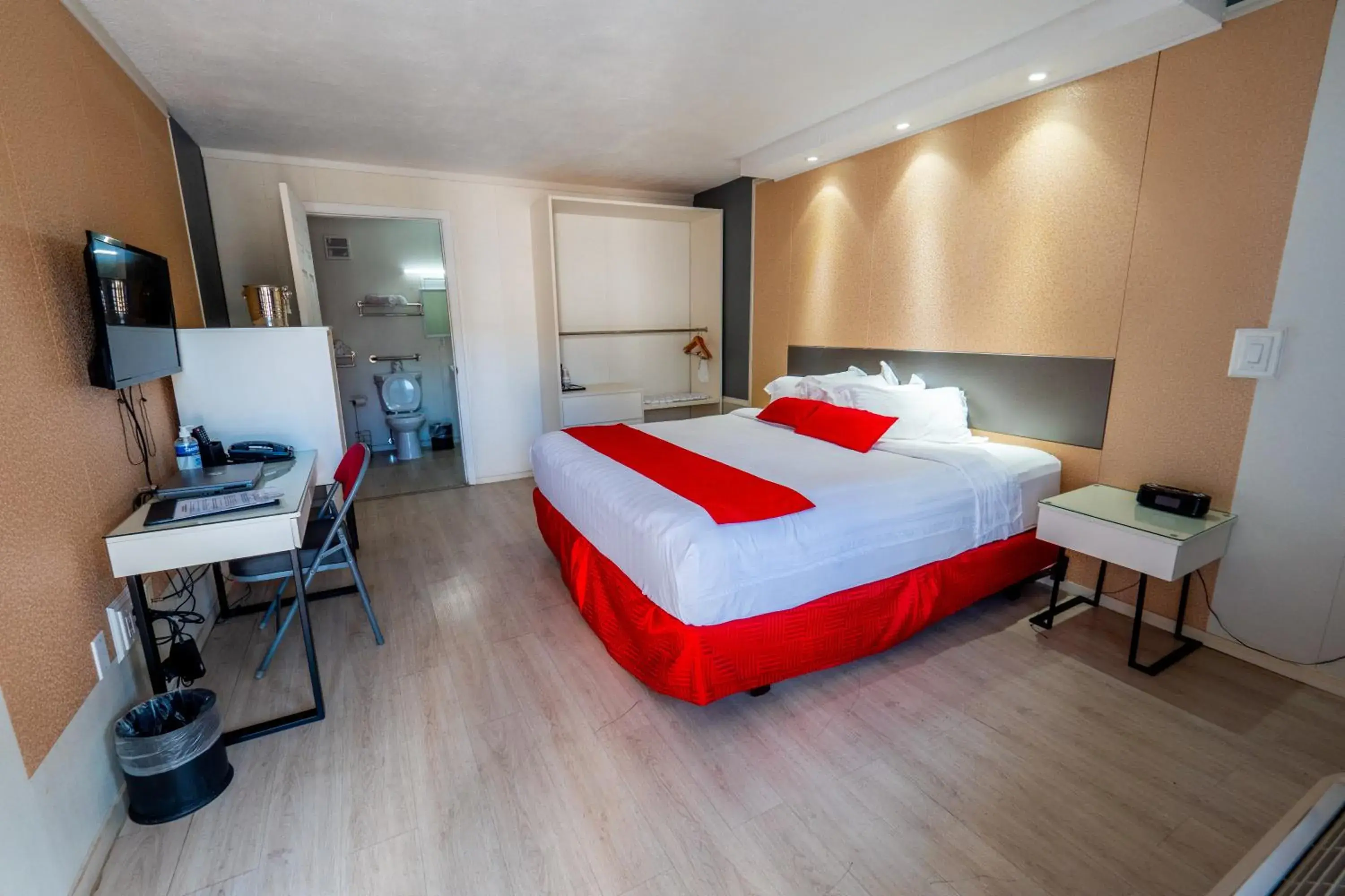 King Room - Mobility Access/Non-Smoking in Travelodge by Wyndham Orlando at Heart of International Drive King Room - Mobility Access/Non-Smoking in Travelodge by Wyndham Orlando at Heart of International Drive