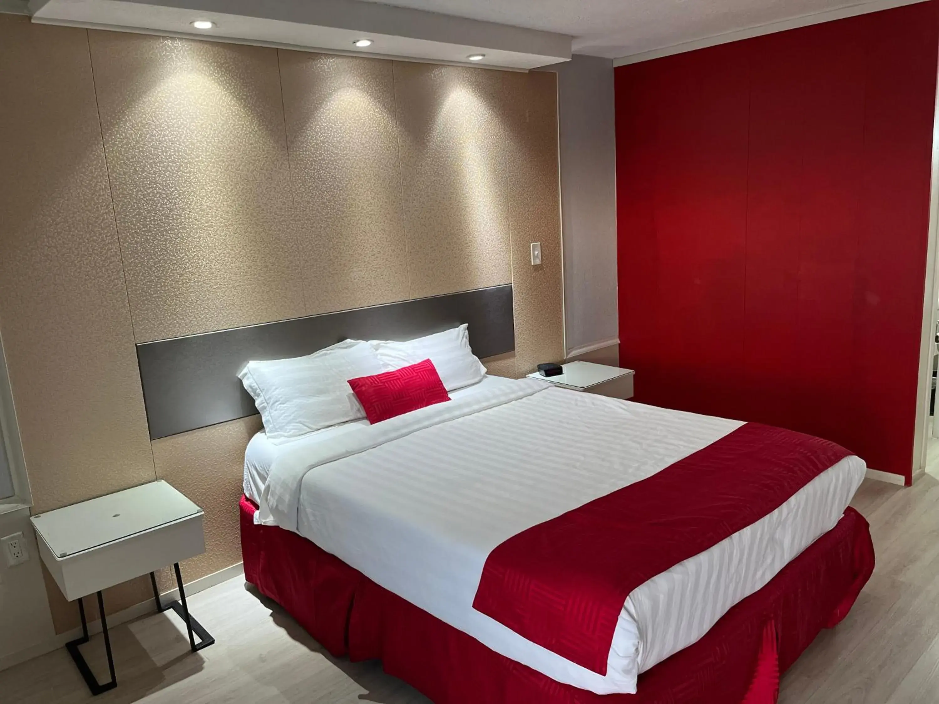 1 Queen Bed, Mobility Accessible Rooms, Non-Smoking in Travelodge by Wyndham Orlando at Heart of International Drive 1 Queen Bed, Mobility Accessible Rooms, Non-Smoking in Travelodge by Wyndham Orlando at Heart of International Drive