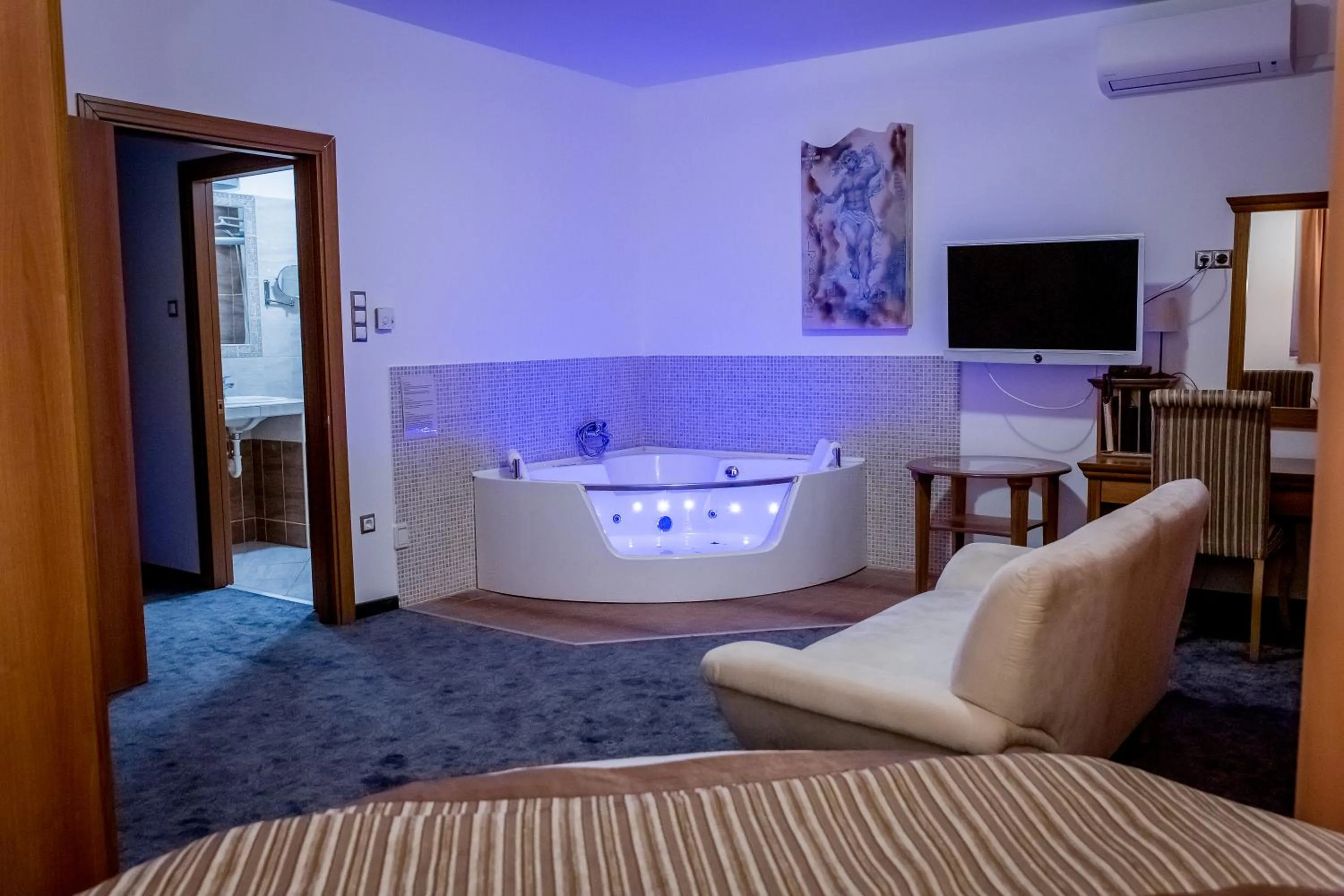Hot Tub, Bed in Aphrodite Hotel