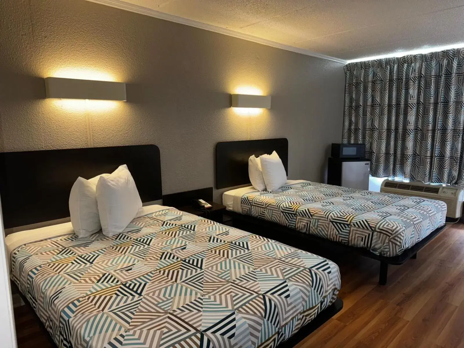 Quadruple Room - Non-Smoking in Motel 6-Tifton, GA Quadruple Room - Non-Smoking in Motel 6-Tifton, GA