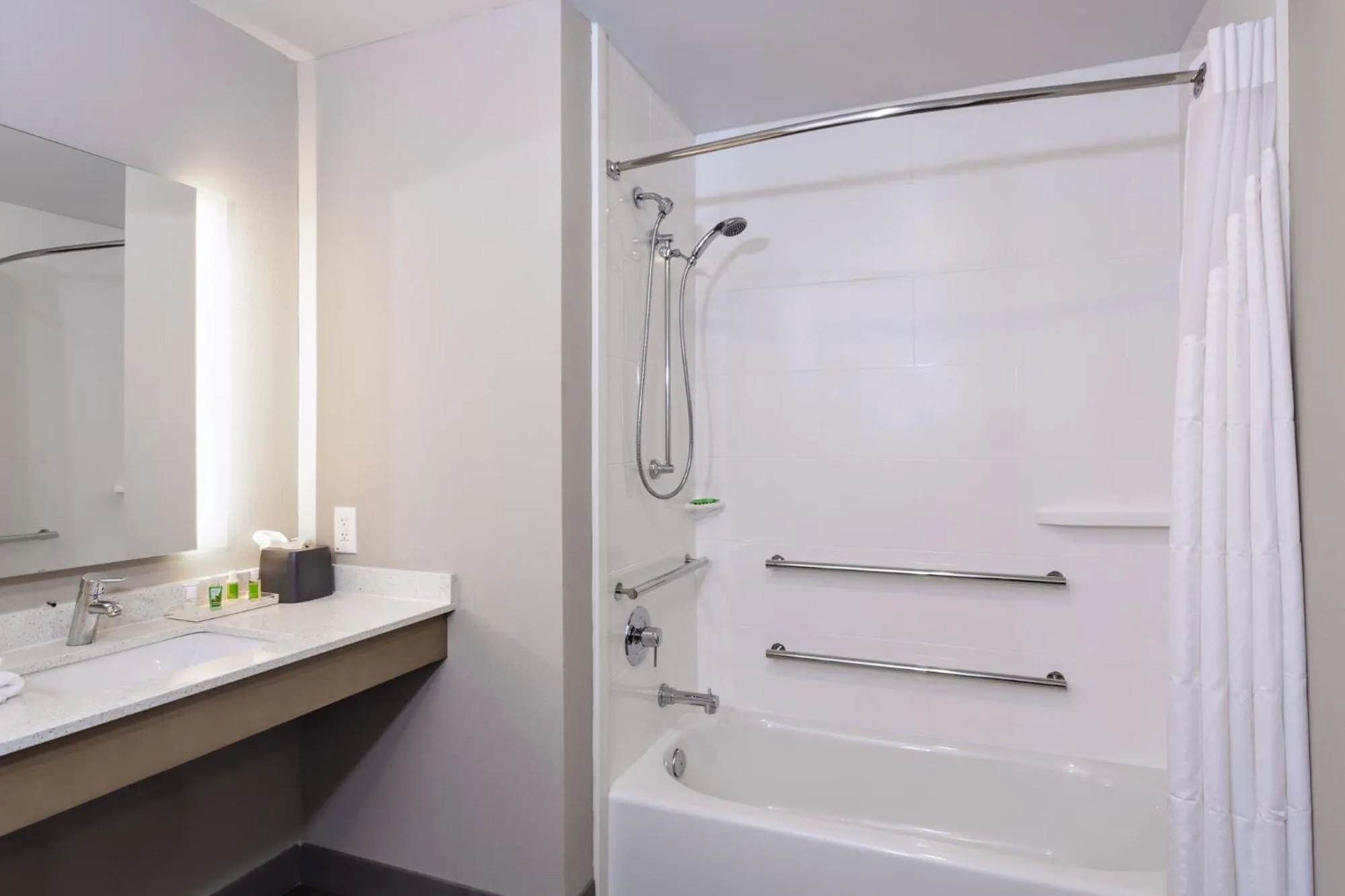 Bath in Holiday Inn - Tallahassee E Capitol - Univ by IHG