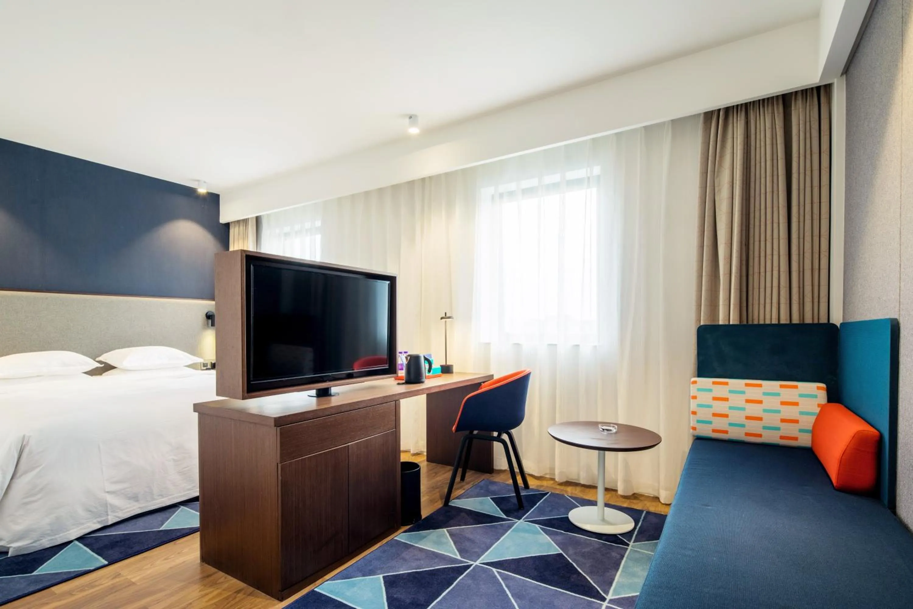 Photo of the whole room, TV/Entertainment Center in Holiday Inn Express - Shaoxing Paojiang, an IHG Hotel