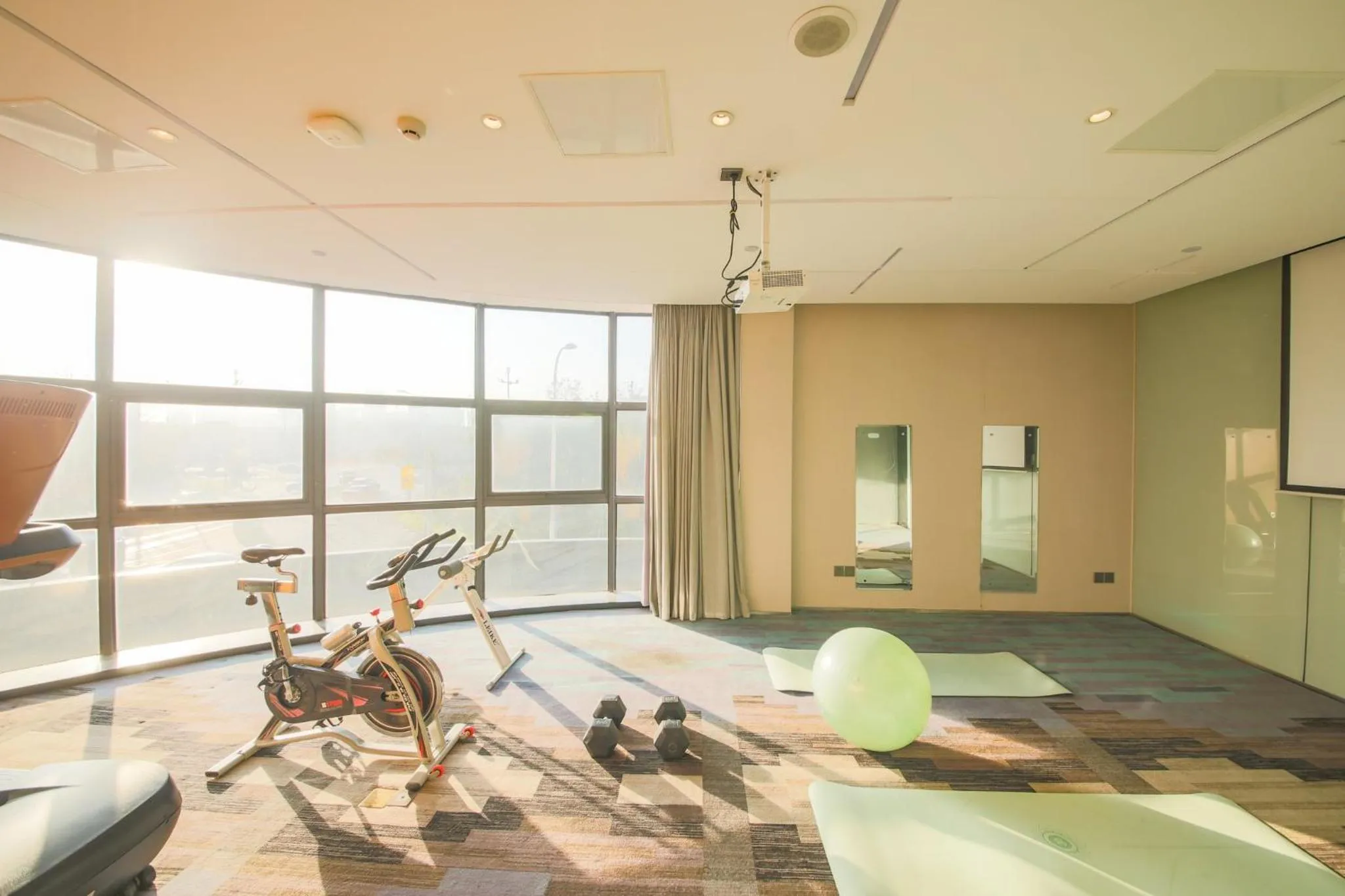 Spa and wellness centre/facilities, Fitness Center/Facilities in Holiday Inn Express - Shaoxing Paojiang, an IHG Hotel