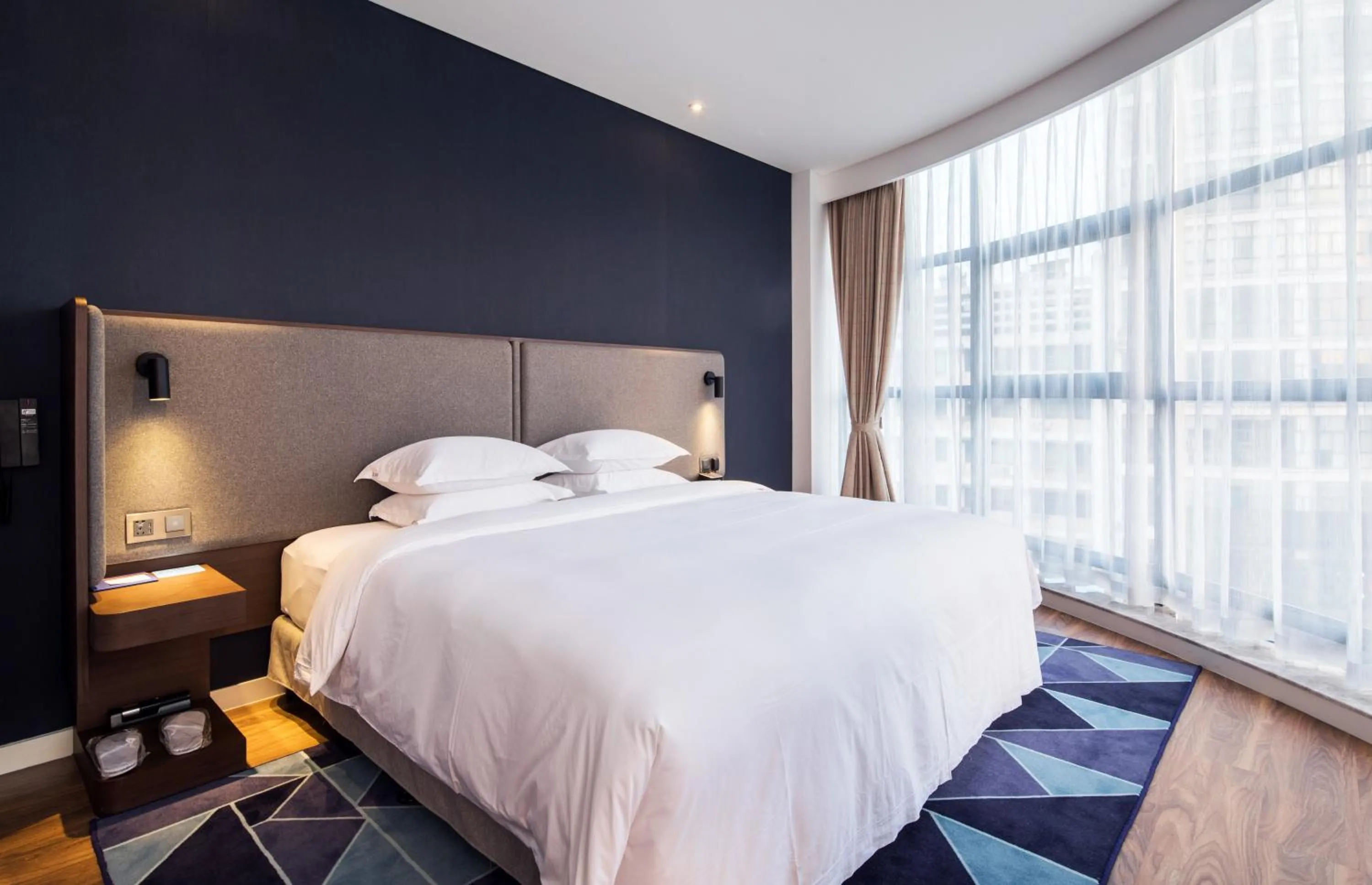 Photo of the whole room in Holiday Inn Express - Shaoxing Paojiang, an IHG Hotel