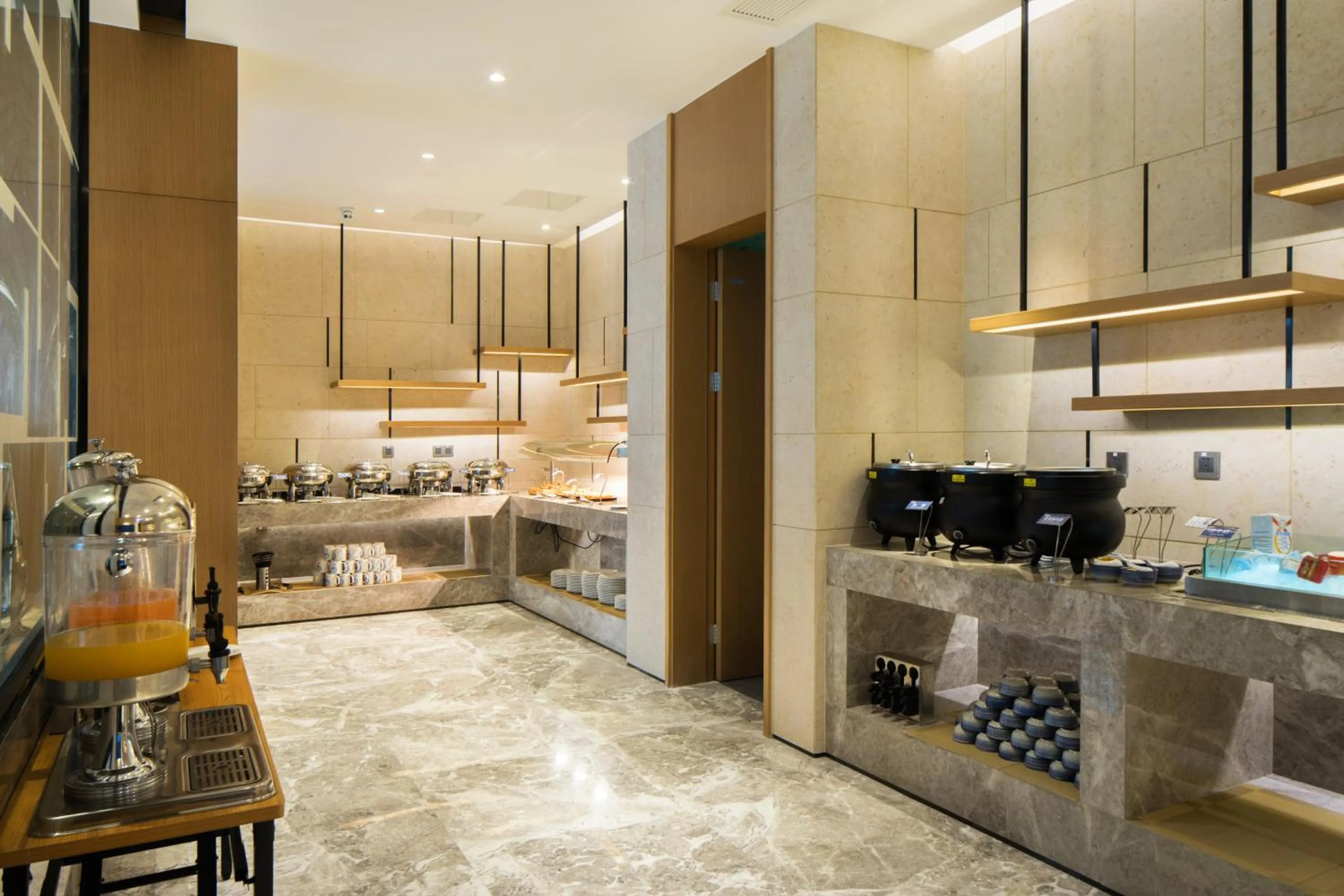 Restaurant/places to eat, Kitchen/Kitchenette in Holiday Inn Express - Shaoxing Paojiang, an IHG Hotel
