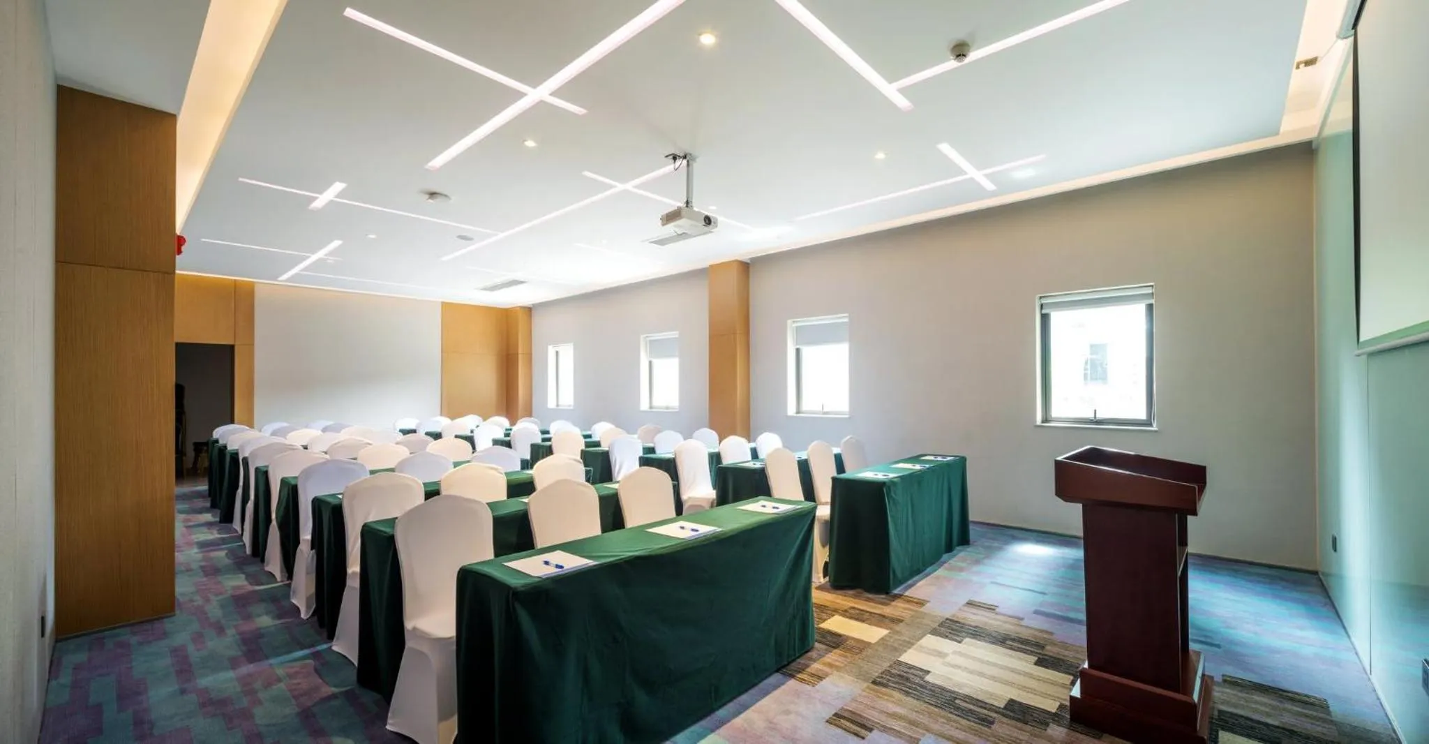 Meeting/conference room in Holiday Inn Express - Shaoxing Paojiang, an IHG Hotel