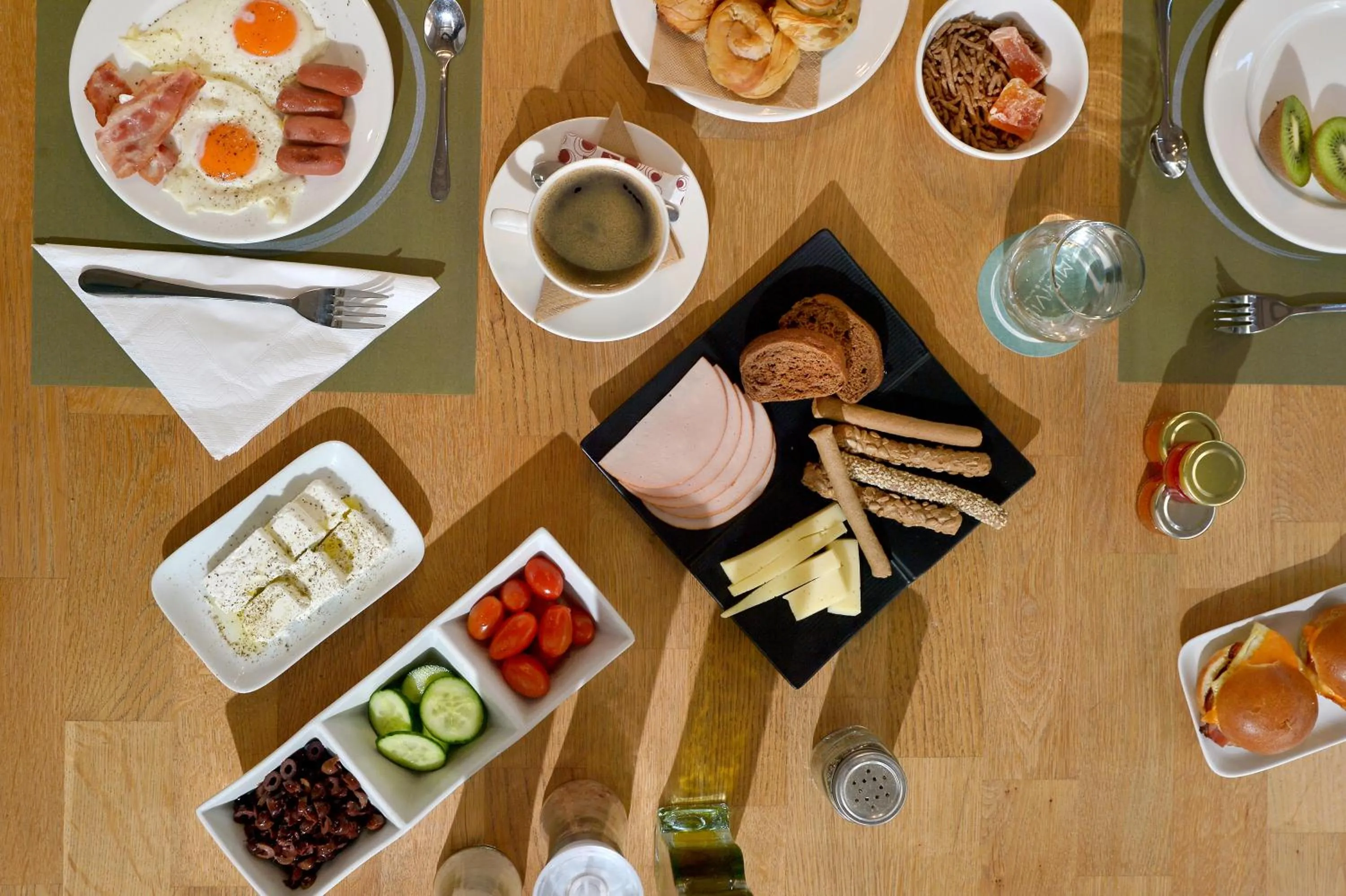 Breakfast in MIRIVILI hospitality & wellness