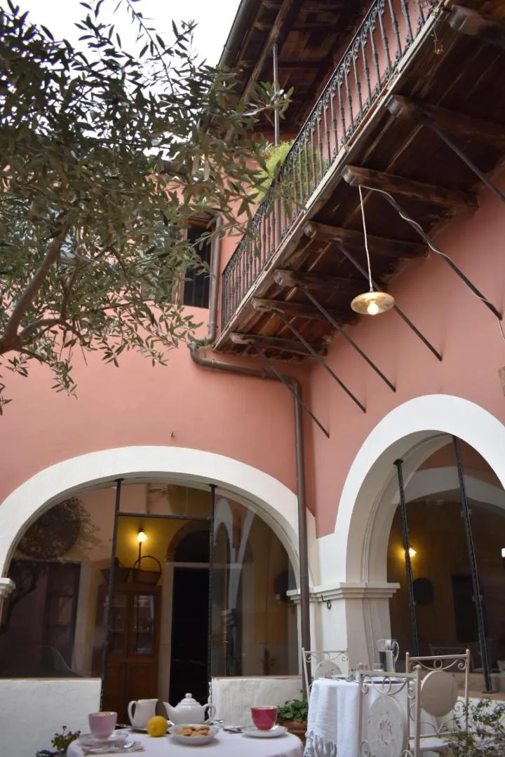 Patio in Casa Camboni-Dimora Storica Bed & Breakfast