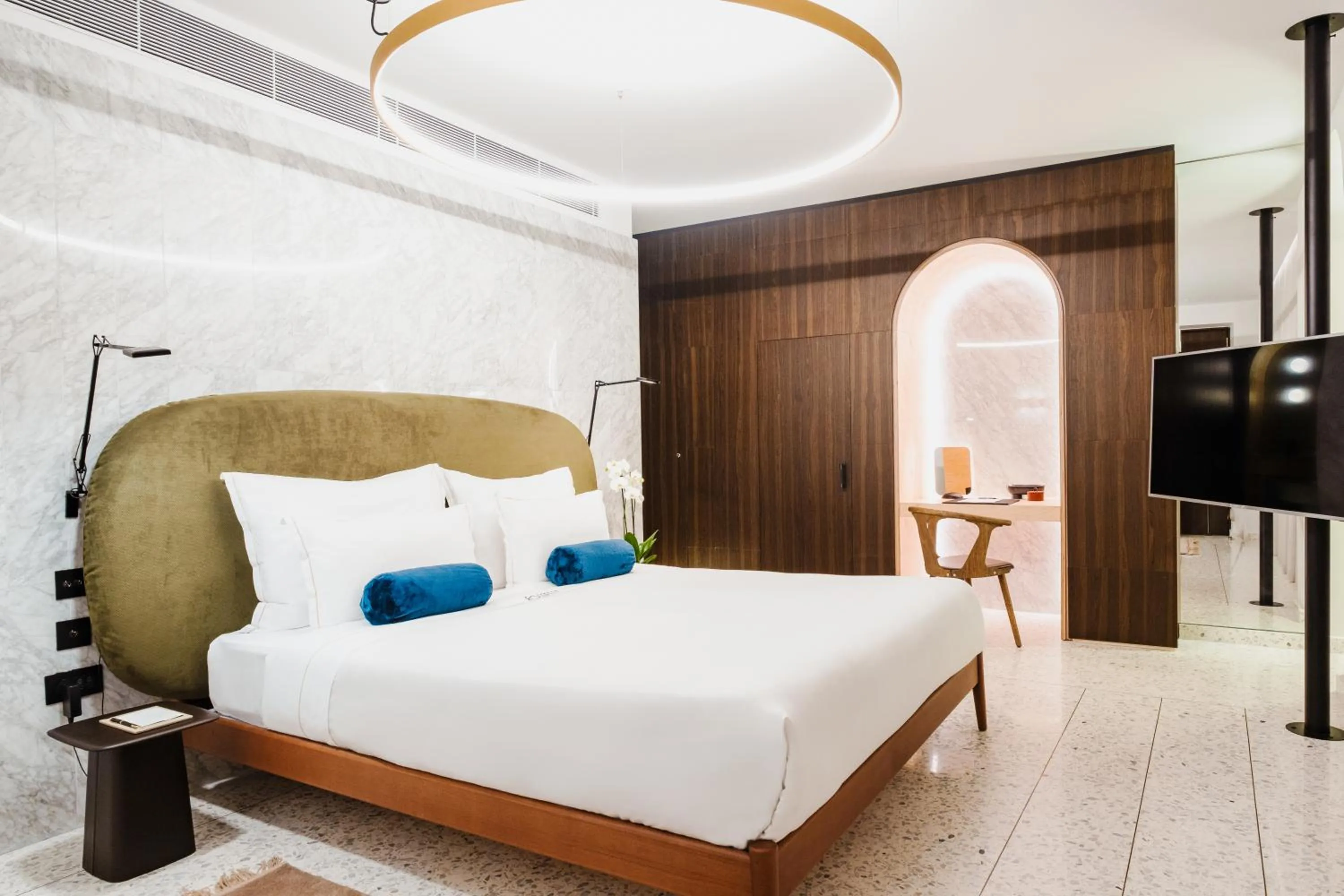 Bedroom, Bed in Rosselli