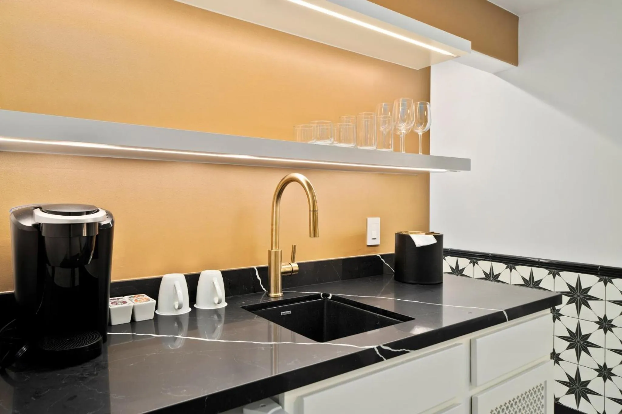 Kitchen or kitchenette in Casablanca Inn