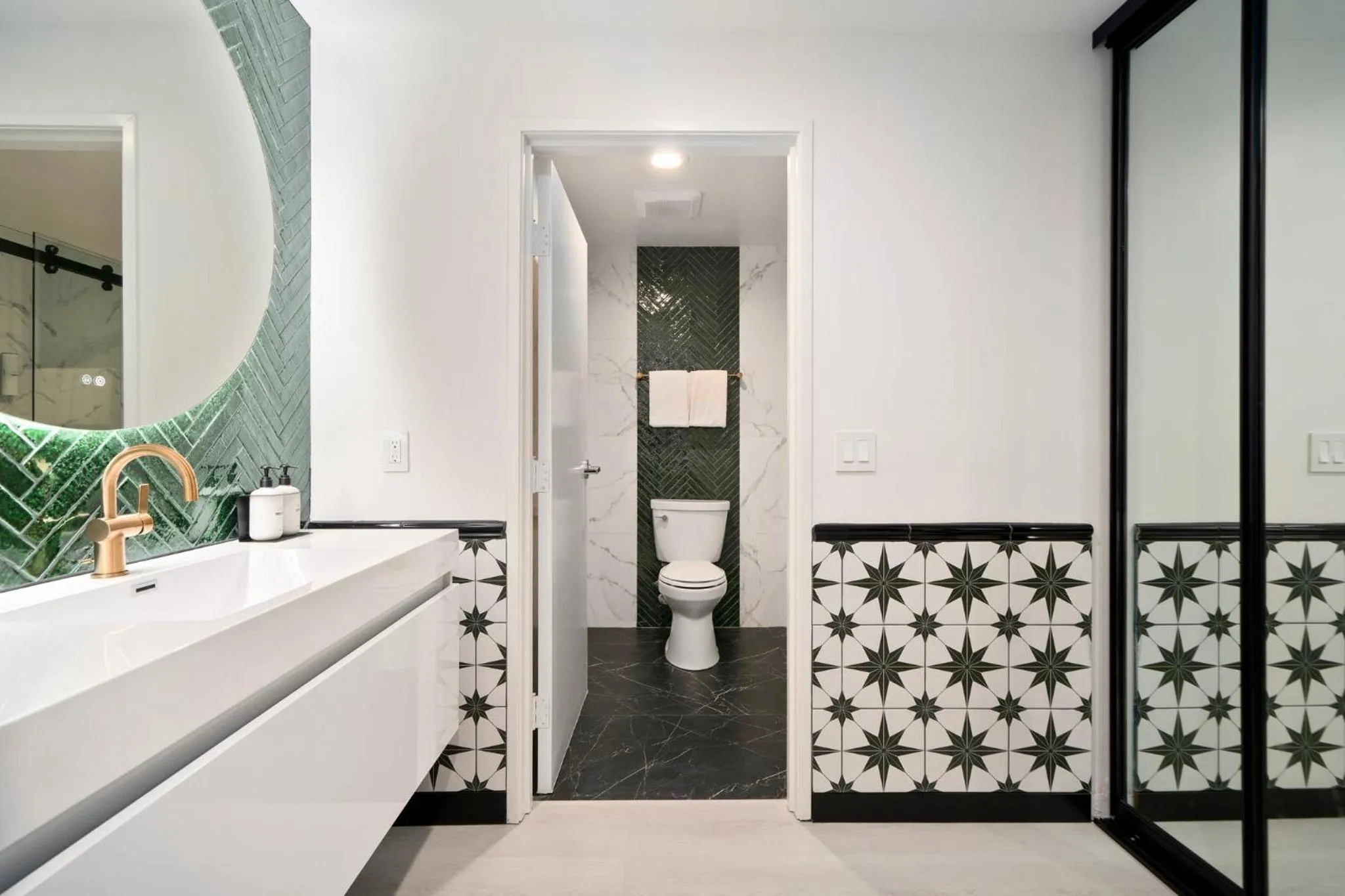 Toilet in Casablanca Inn