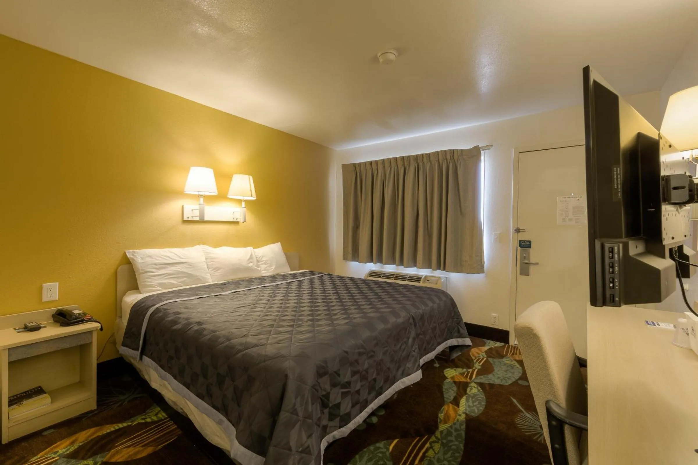 Bed in Americas Best Value Inn Amarillo Airport/Grand Street