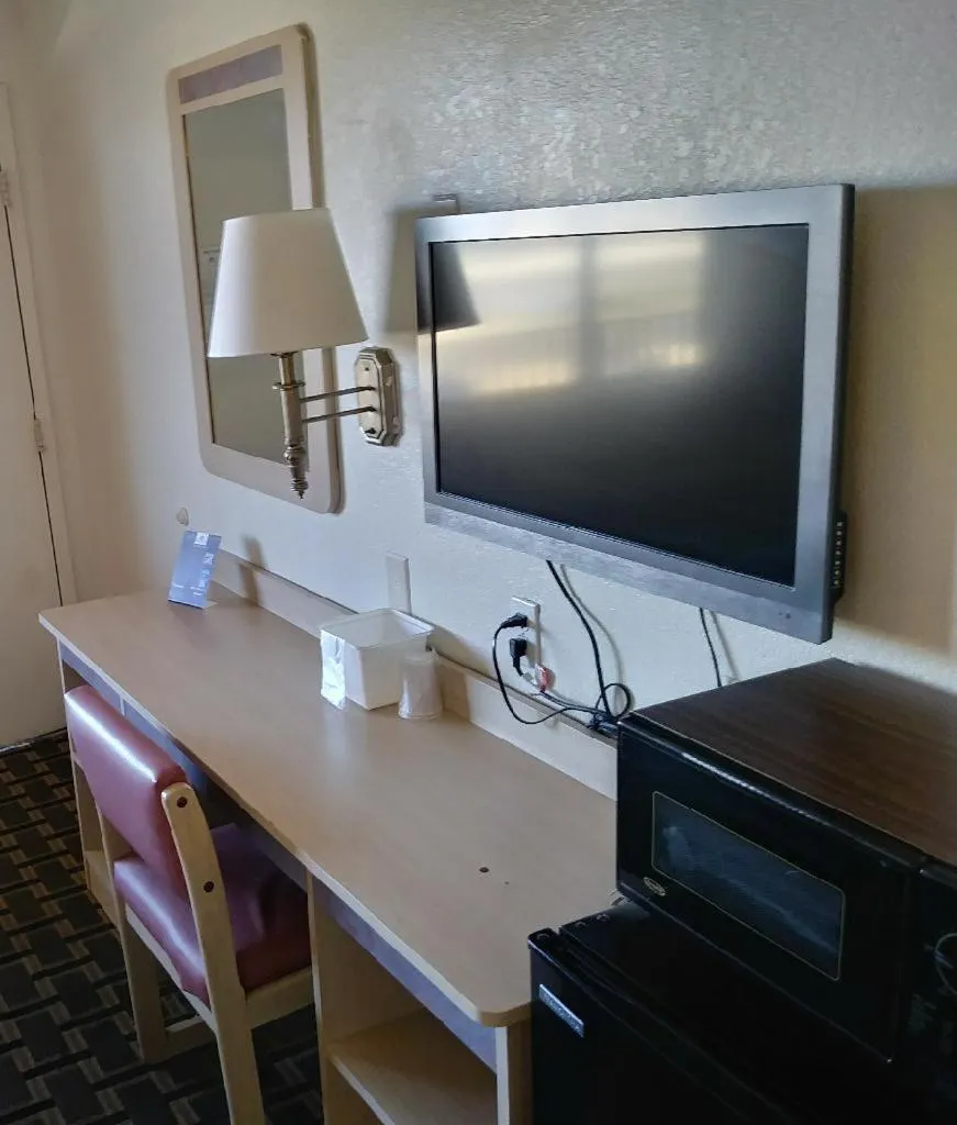 TV and multimedia in Americas Best Value Inn Amarillo Airport/Grand Street