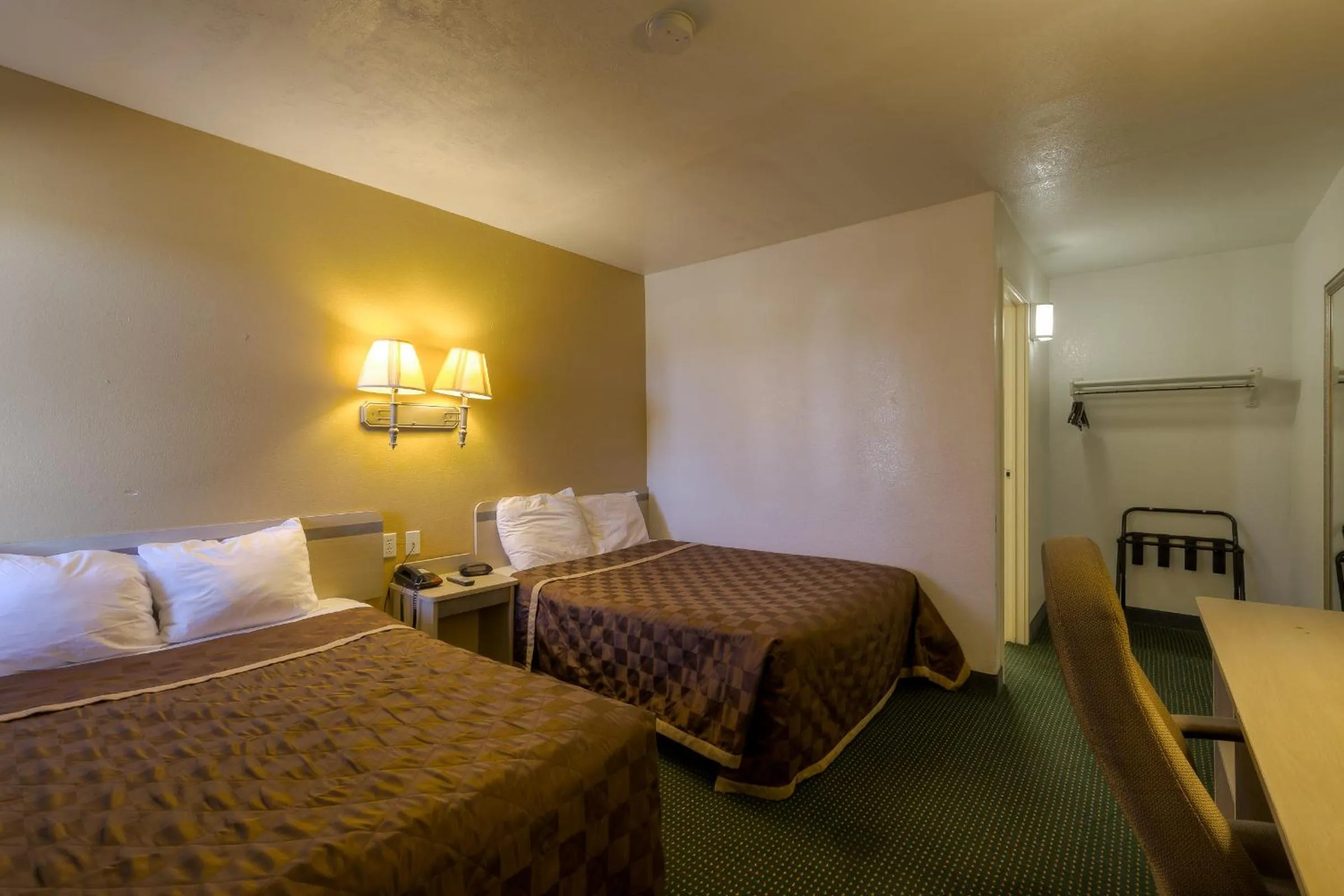 Bed in Americas Best Value Inn Amarillo Airport/Grand Street