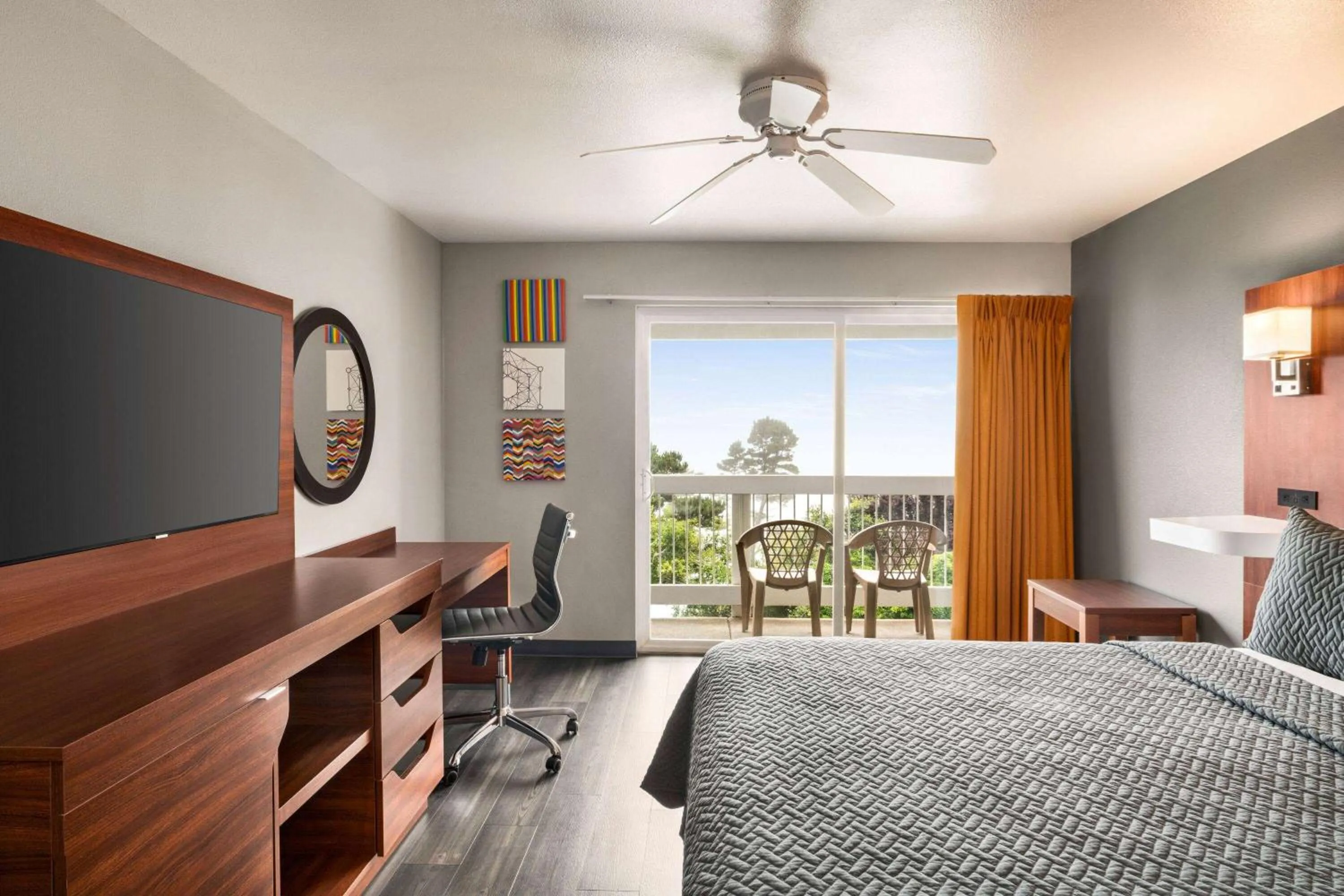 Photo of the whole room, Bed in Travelodge by Wyndham Depoe Bay